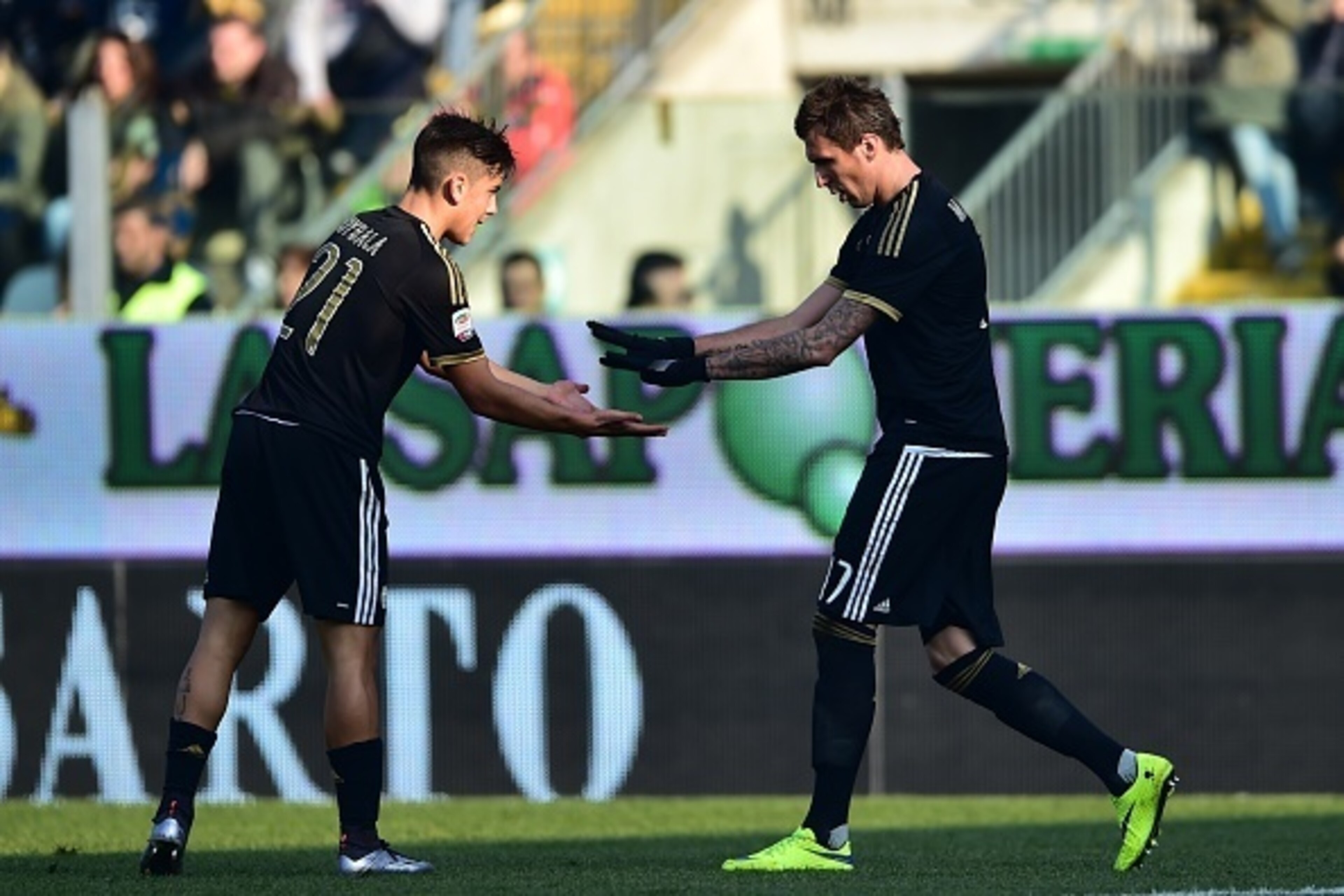 Juventus' forward from Croatia Mario Mandzukic celebrates with Juventus' forward from Argentina Paulo Dybala (L) after scoring during the Italian Serie A football match between Carpi and Juventus at Alberto Braglia Stadium in Modena on December 20, 2015. 