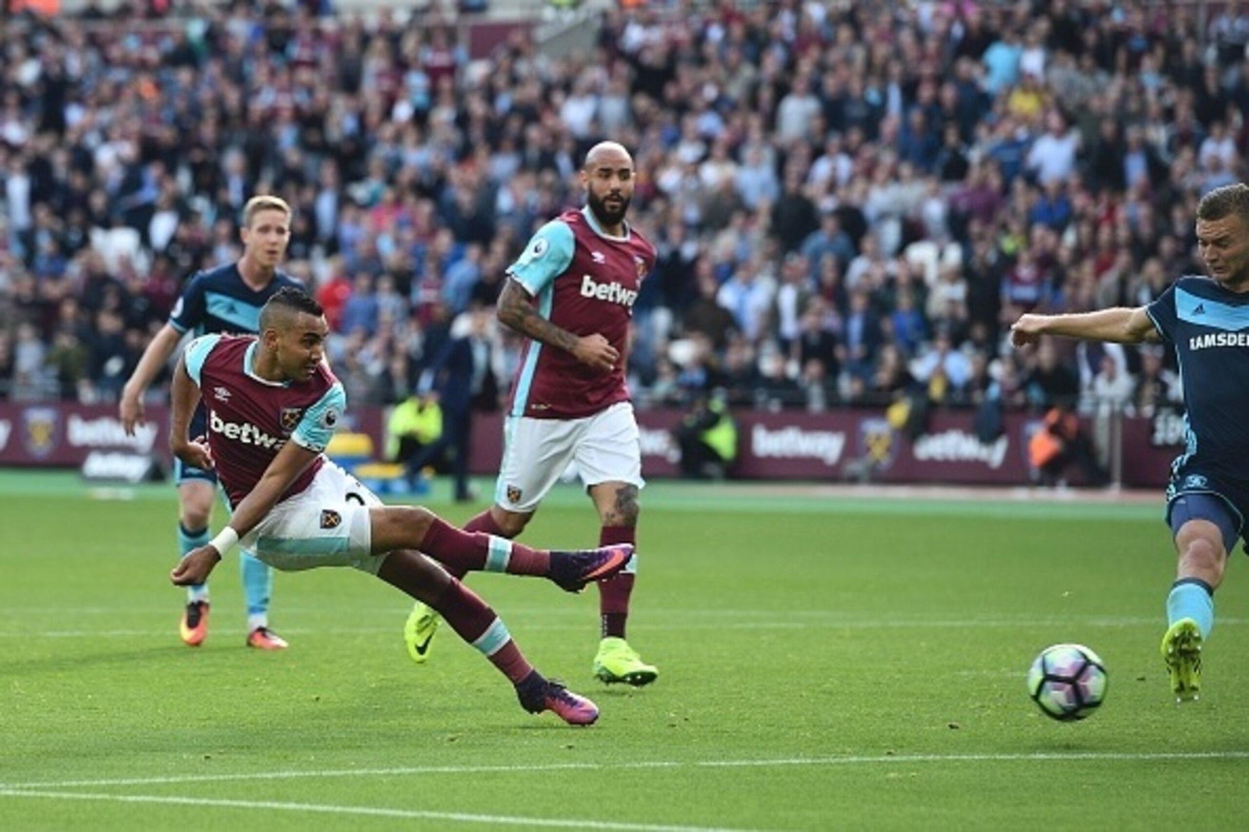 West Ham United's French midfielder Dimitri Payet (L) scores their first to equalise 1-1 during the English Premier League football match between West Ham United and Middlesbrough at The London Stadium, in east London on October 1, 2016. / AFP / GLYN KIRK West Ham United's French midfielder Dimitri Payet (L) scores their first to equalise 1-1 during the English Premier League football match between West Ham United and Middlesbrough at The London Stadium, in east London on October 1, 2016. / AFP / GLYN KIRK
