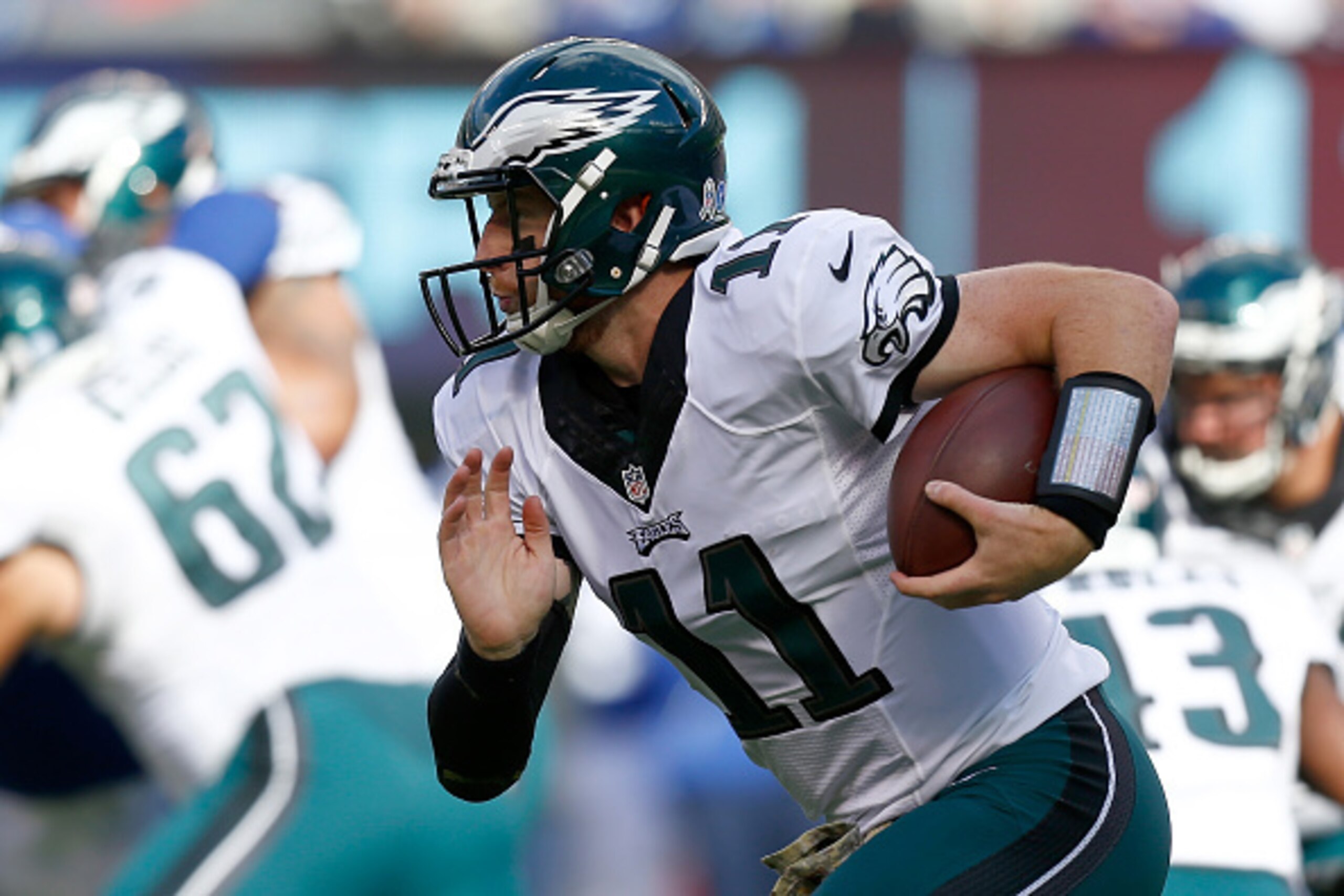 EAST RUTHERFORD, NJ - NOVEMBER 06:   Carson Wentz #11 of the Philadelphia Eagles runs the ball against the New York Giants during the first half of the game at MetLife Stadium on November 6, 2016 in East Rutherford, New Jersey.  (Photo by Jeff Zelevansky/