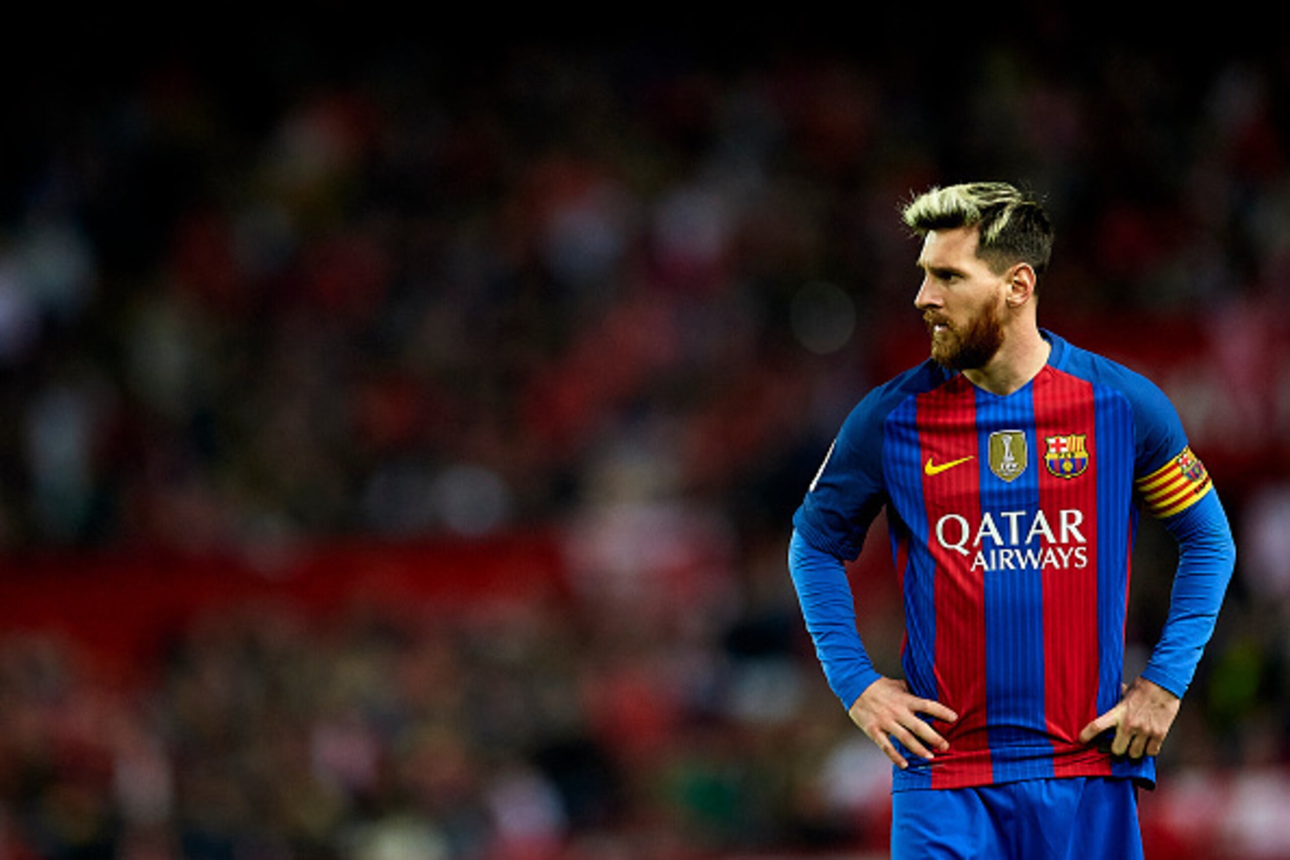 SEVILLE, SPAIN - NOVEMBER 06:  Lionel Messi of FC Barcelona looks on during the match between Sevilla FC vs FC Barcelona as part of La Liga at Ramon Sanchez Pizjuan Stadium on November 6, 2016 in Seville, Spain.  (Photo by Aitor Alcalde/Getty Images)