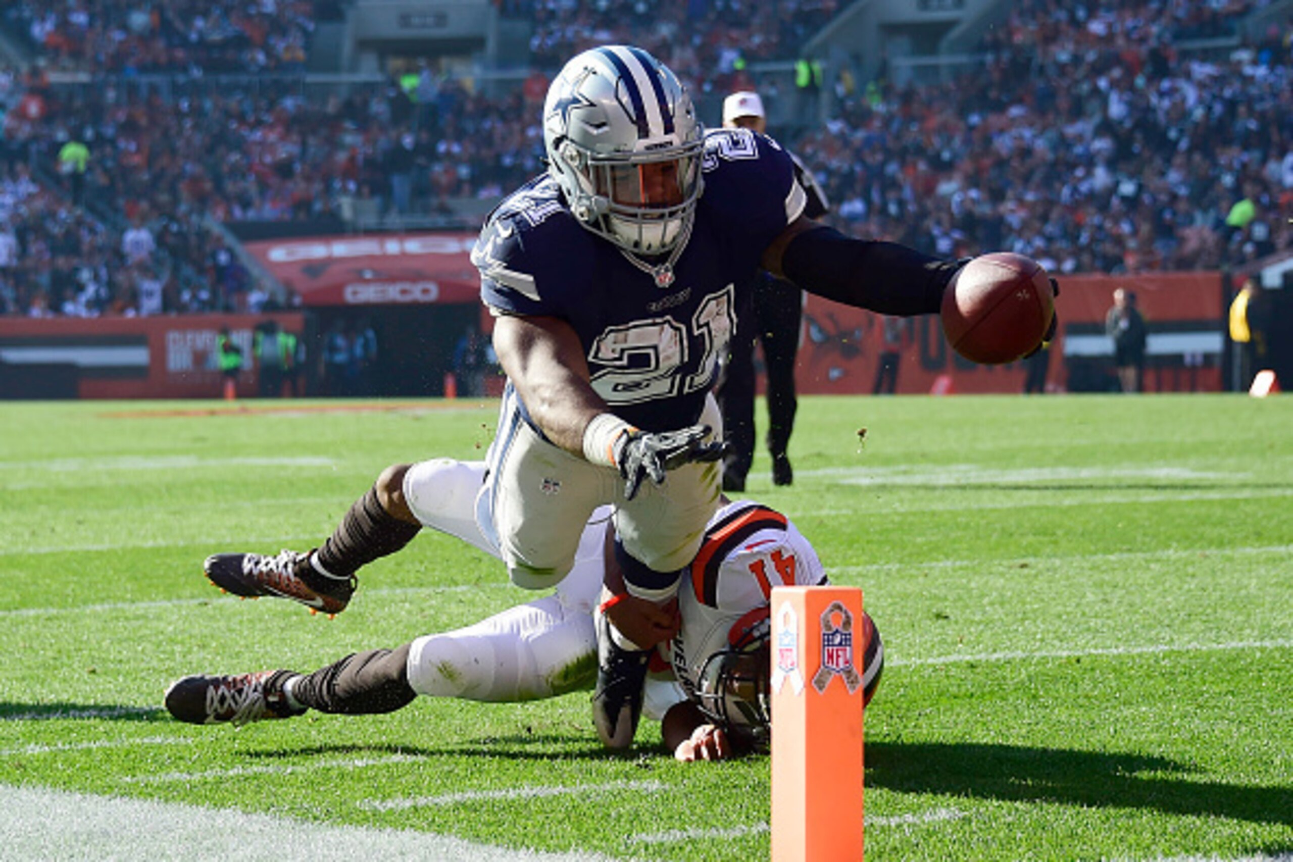 CLEVELAND, OH - NOVEMBER 06:  Ezekiel Elliott #21 of the Dallas Cowboys dives for a 10 yard touchdown in the first half against the Cleveland Browns at FirstEnergy Stadium on November 6, 2016 in Cleveland, Ohio.  (Photo by Jason Miller/Getty Images)