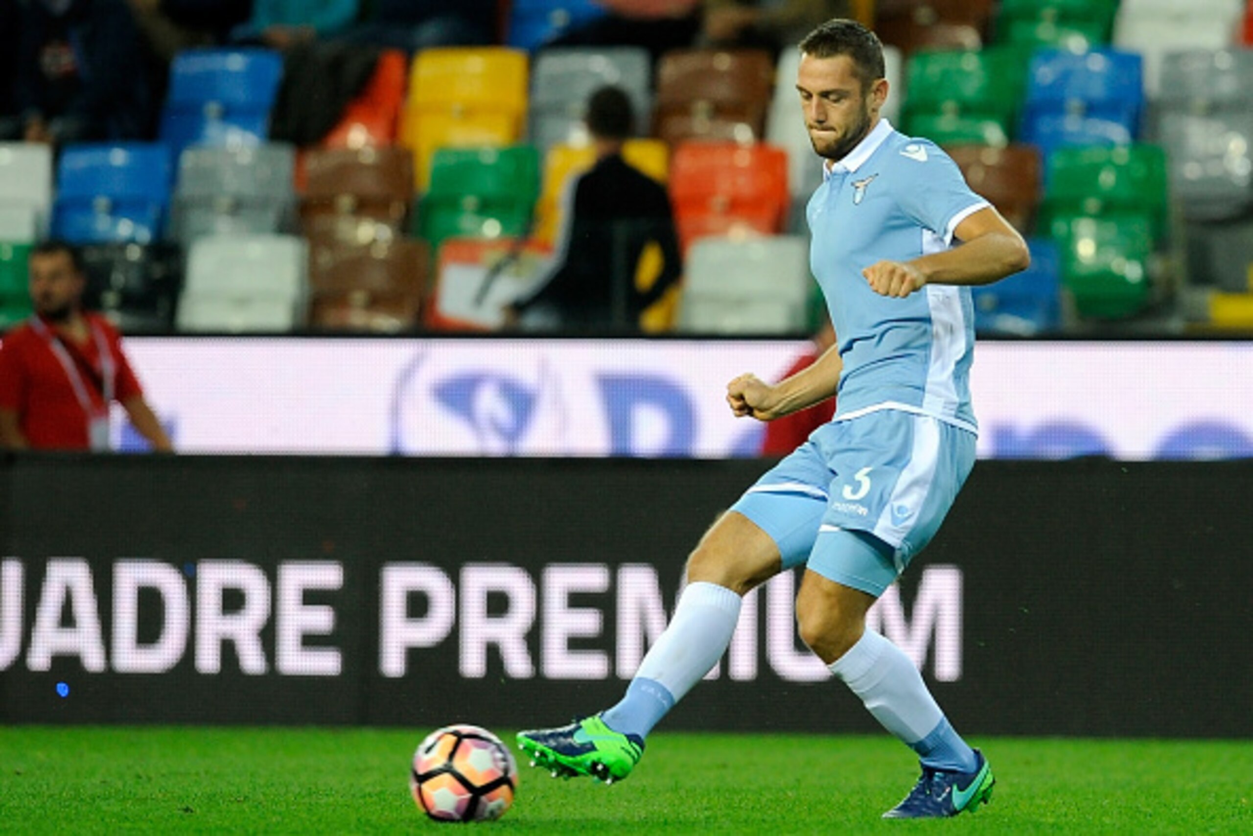 UDINE - OCTOBER 01: Stefan De Vrij of SS Lazio in action during the Serie A match between Udinese Calcio and SS Lazio at Stadio Friuli on October 1, 2016 in Udine, Italy. (Photo by Getty Images/Getty Images)
