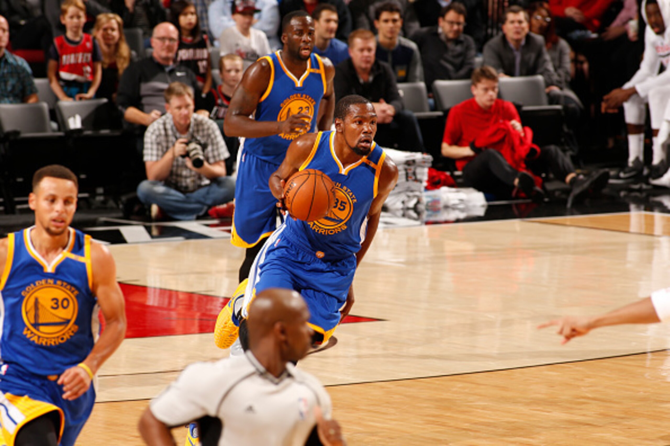 PORTLAND, OR - NOVEMBER 1: Kevin Durant #35 of the Golden State Warriors shoots the ball against the Portland Trail Blazers on November 1, 2016 at the Moda Center in Portland, Oregon. NOTE TO USER: User expressly acknowledges and agrees that, by downloadi PORTLAND, OR - NOVEMBER 1: Kevin Durant #35 of the Golden State Warriors shoots the ball against the Portland Trail Blazers on November 1, 2016 at the Moda Center in Portland, Oregon. NOTE TO USER: User expressly acknowledges and agrees that, by downloadi