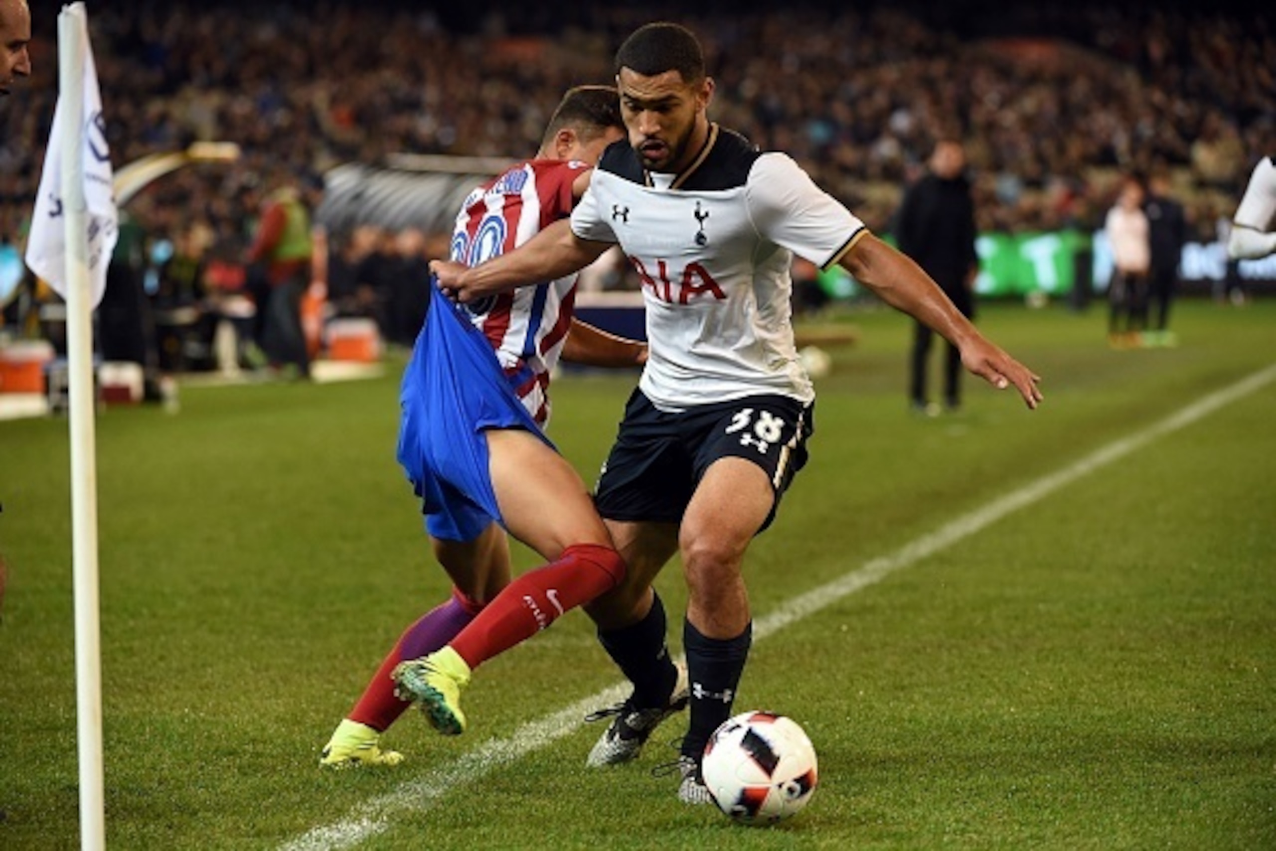 Atletico Madrid's Juan Fernandez (L) fights for the ball with Tottenham Hotspur player Cameron Carter-Vickers (R) during the International Champions Cup football match between English Premier League team Tottenham Hotspur and Spanish club Atletico Madrid 