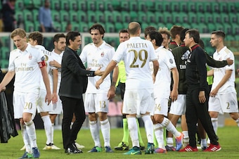 PALERMO, ITALY - NOVEMBER 06:  Head coach of Milan Vincenzo Montella celebrates after the Serie A match between US Citta di Palermo and AC Milan at Stadio Renzo Barbera on November 6, 2016 in Palermo, Italy.  (Photo by Maurizio Lagana/Getty Images)
