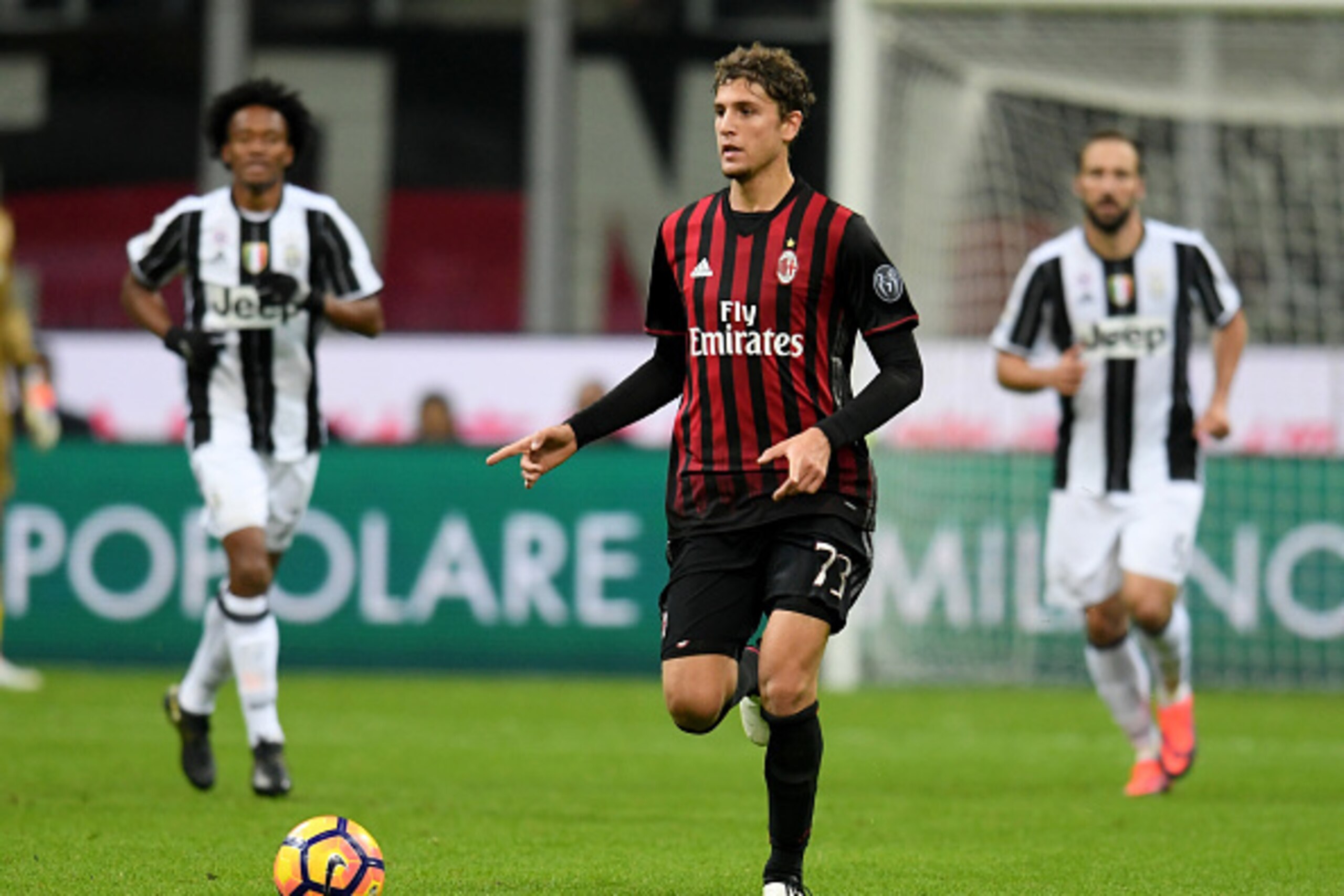MILAN, ITALY - OCTOBER 22:  Manuel Locatelli of AC Milan in action during the Serie A match between AC Milan and Juventus FC at Stadio Giuseppe Meazza on October 22, 2016 in Milan, Italy.  (Photo by Claudio Villa./Getty Images)