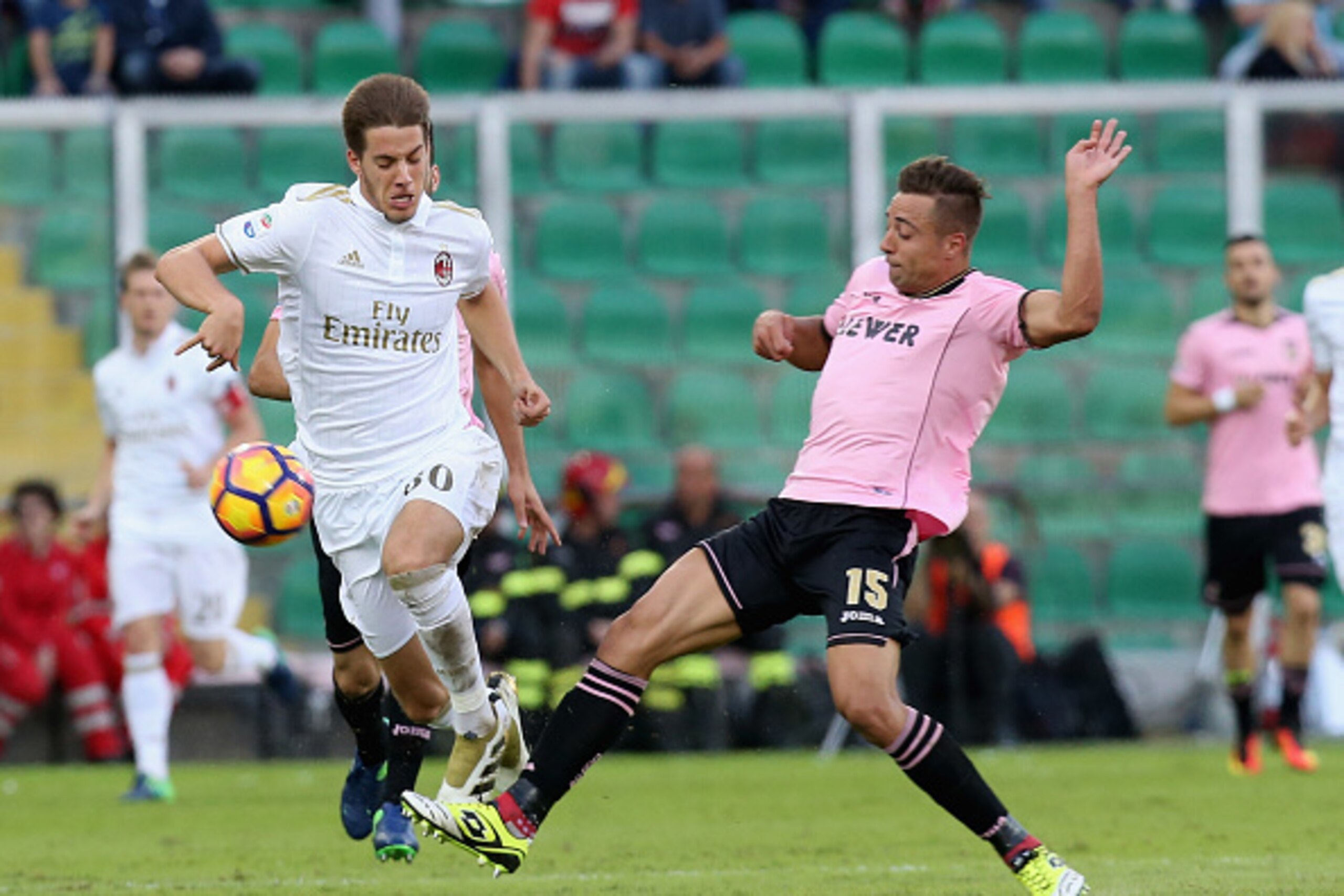 PALERMO, ITALY - NOVEMBER 06:  Thiago Cionek (R) of Palermo competes for the ball with Mario Pasalic of Mialn during the Serie A match between US Citta di Palermo and AC Milan at Stadio Renzo Barbera on November 6, 2016 in Palermo, Italy.  (Photo by Mauri