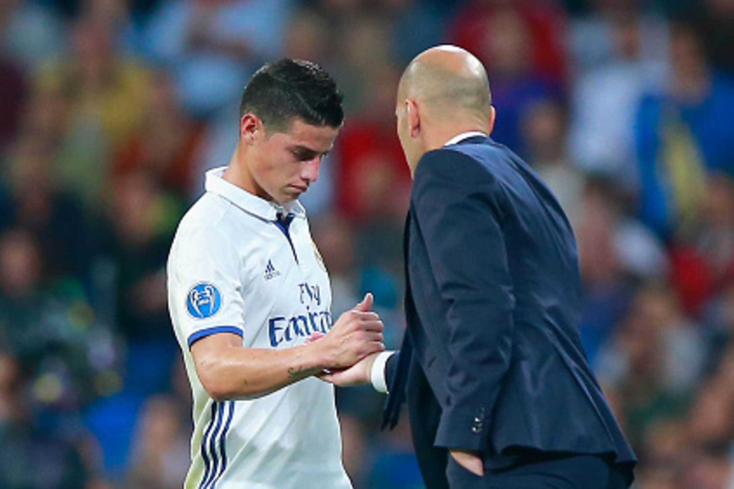 MADRID, SPAIN - OCTOBER 18: James Rodriguez of Real Madrid shakes hands with Zinedine Zidane, Manager of Real Madrid as he is replaced during the UEFA Champions League Group F match between Real Madrid CF and Legia Warszawa at Bernabeu on October 18, 2016