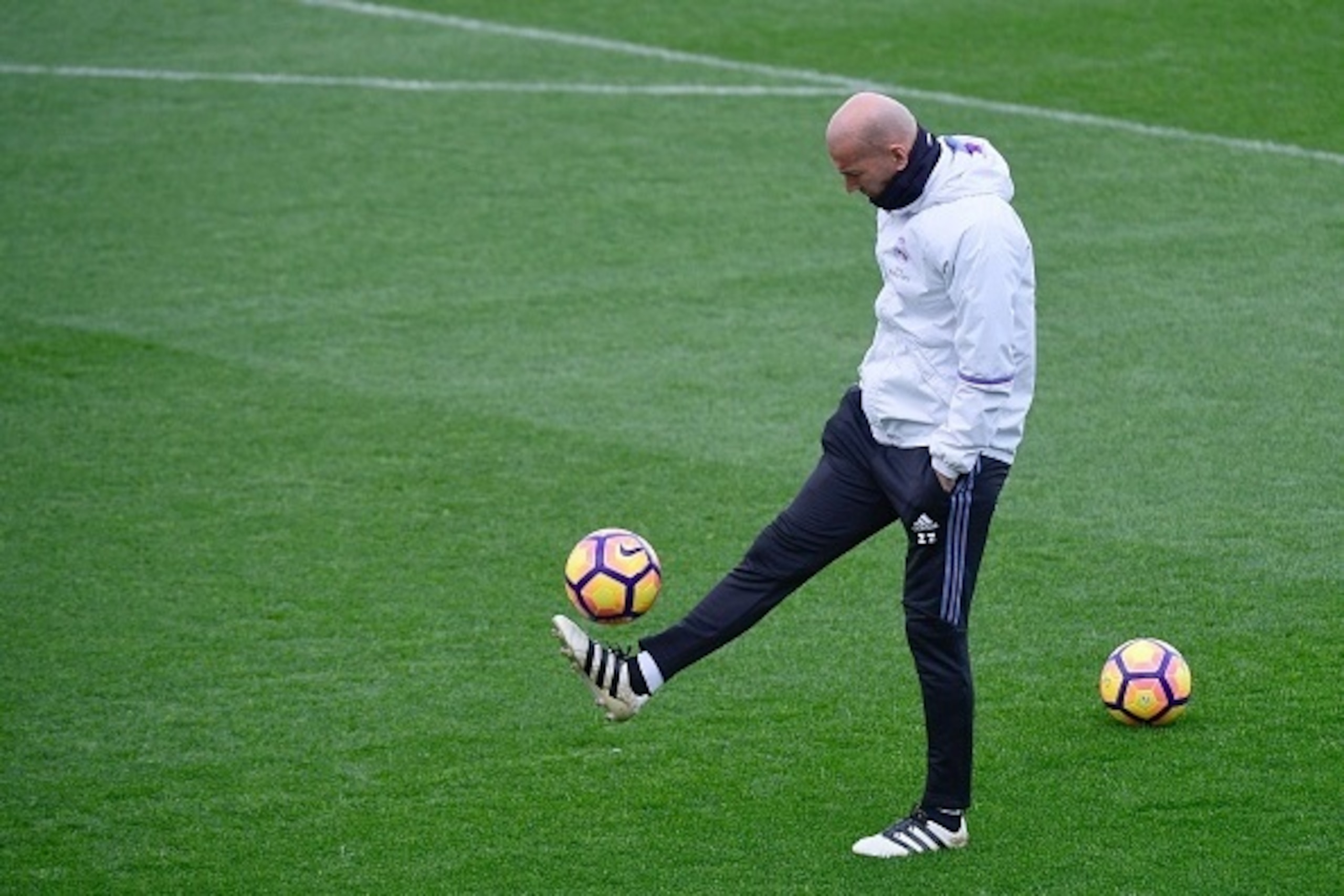 Real Madrid's French coach Zinedine Zidane plays with a ball during a training session at Valdebebas Sport City in Madrid on November 5, 2016 on the eve of their Spanish Liga football match against Leganes. / AFP / PIERRE-PHILIPPE MARCOU        (Photo cre