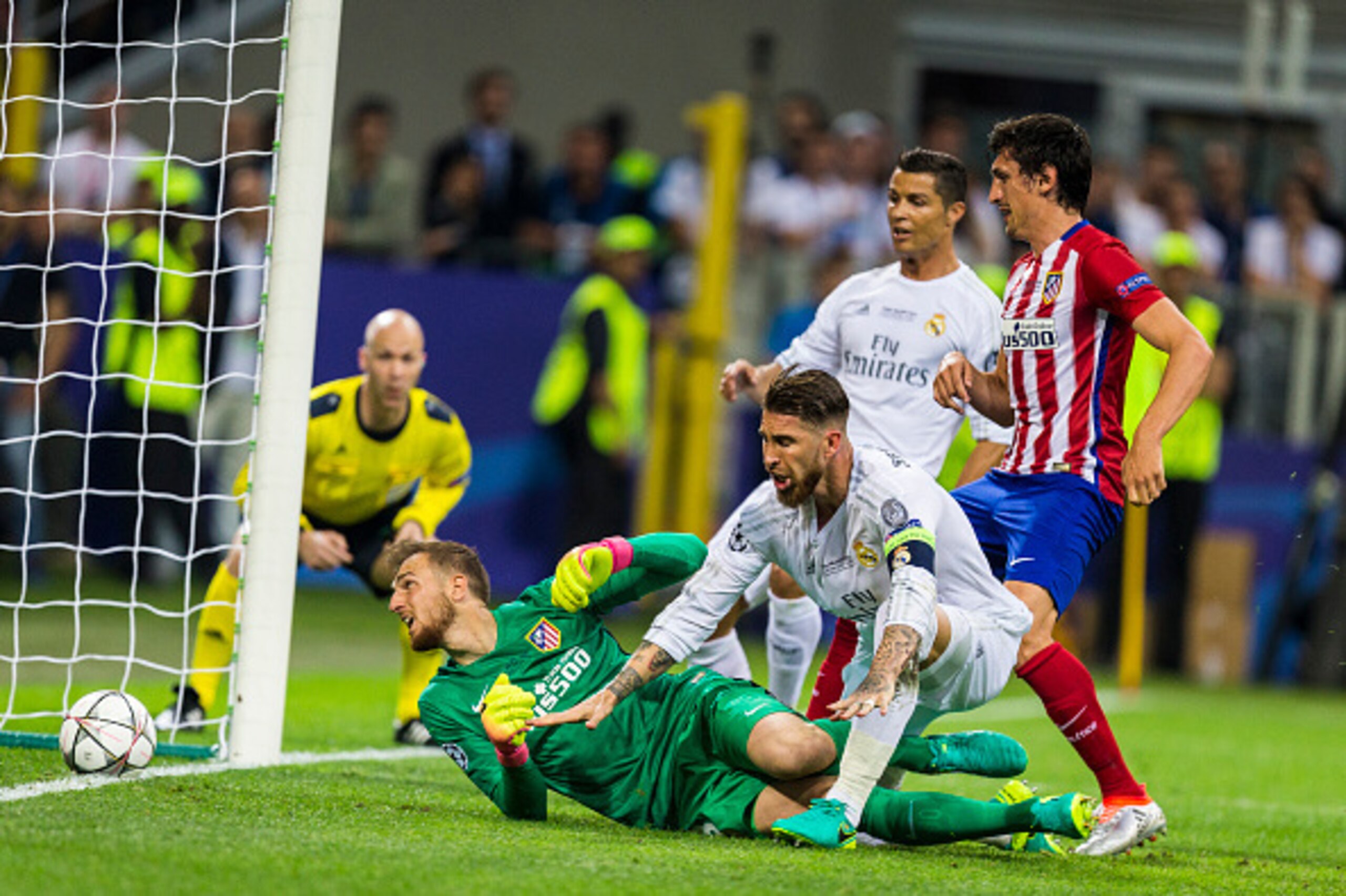 MILAN, ITALY - MAY 28: Sergio Ramos of Real Madrid scores the opening goal during the UEFA Champions League final between Real Madrid and and Club Atletico Madrid at Stadio Giuseppe Meazza on May 28, 2016 in Milan, Italy. (Photo by MICHAEL CAMPANELLA/Gett
