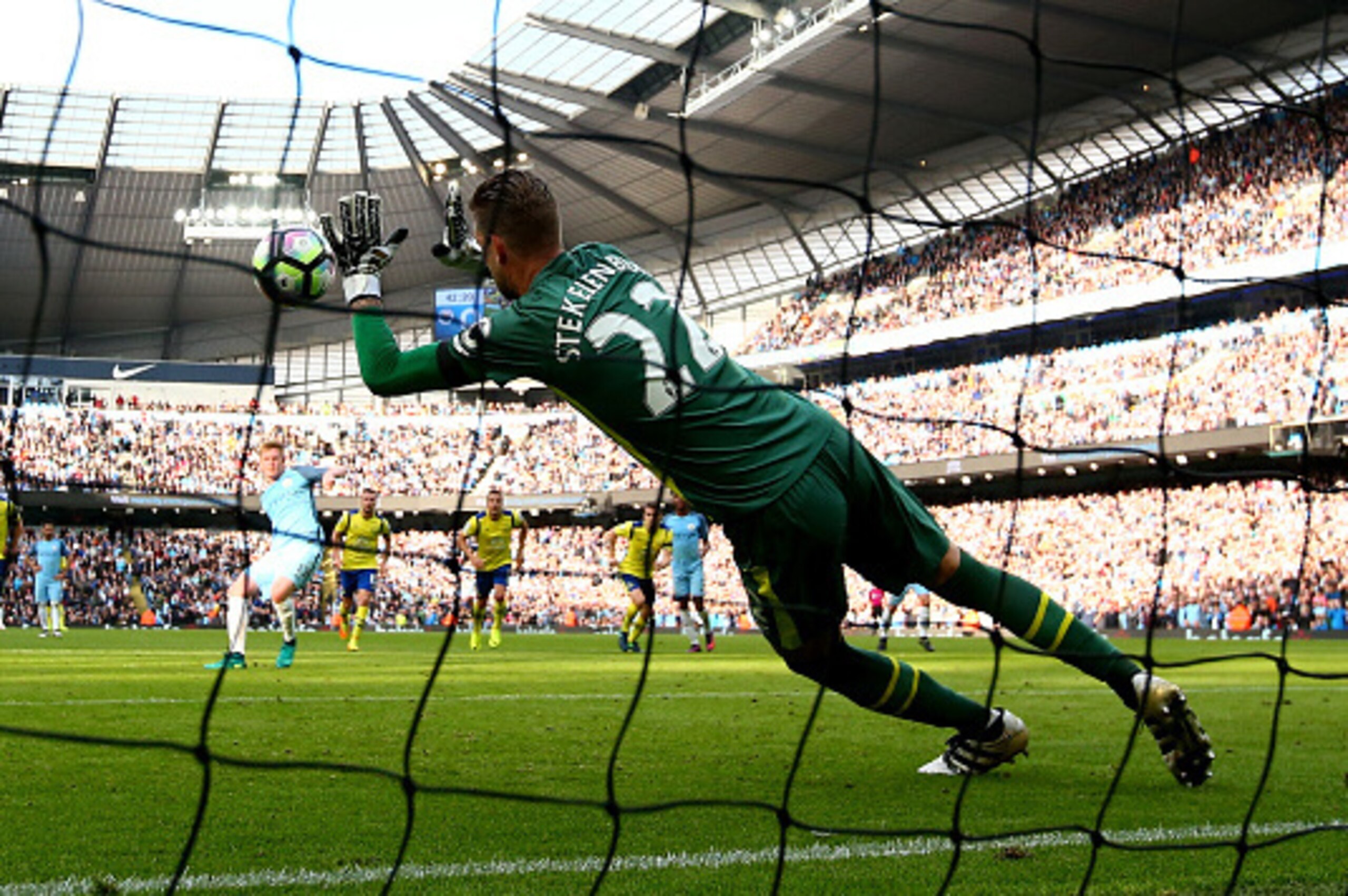 MANCHESTER, ENGLAND - OCTOBER 15: Maarten Stekelenburg of Everton saves Kevin De Bruyne of Manchester City penalty during the Premier League match between Manchester City and Everton at Etihad Stadium on October 15, 2016 in Manchester, England.  (Photo by