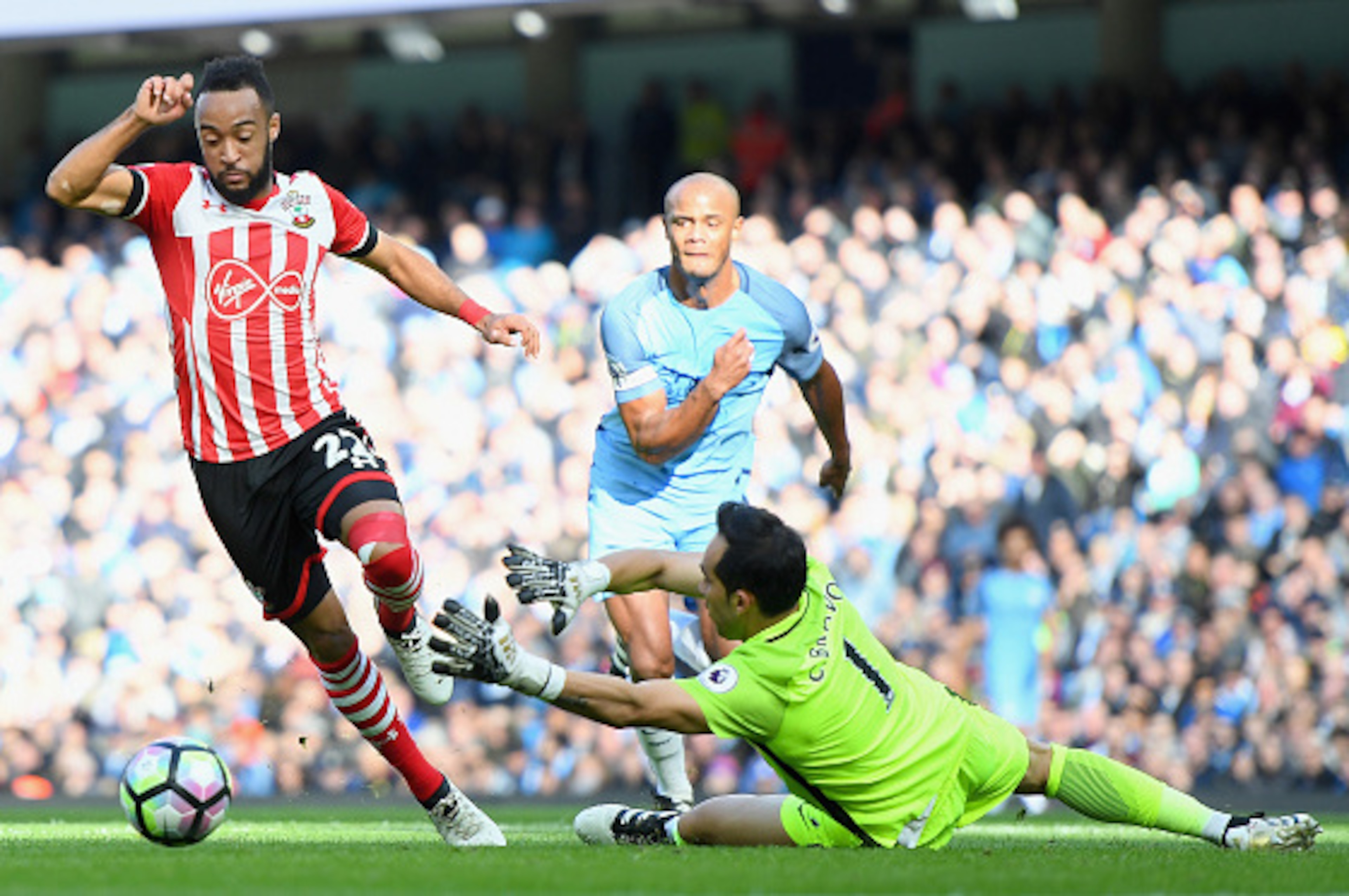 MANCHESTER, ENGLAND - OCTOBER 23:  Nathan Redmond of Southampton scores the opening goal during the Premier League match between Manchester City and Southampton at Etihad Stadium on October 23, 2016 in Manchester, England.  (Photo by Laurence Griffiths/Ge