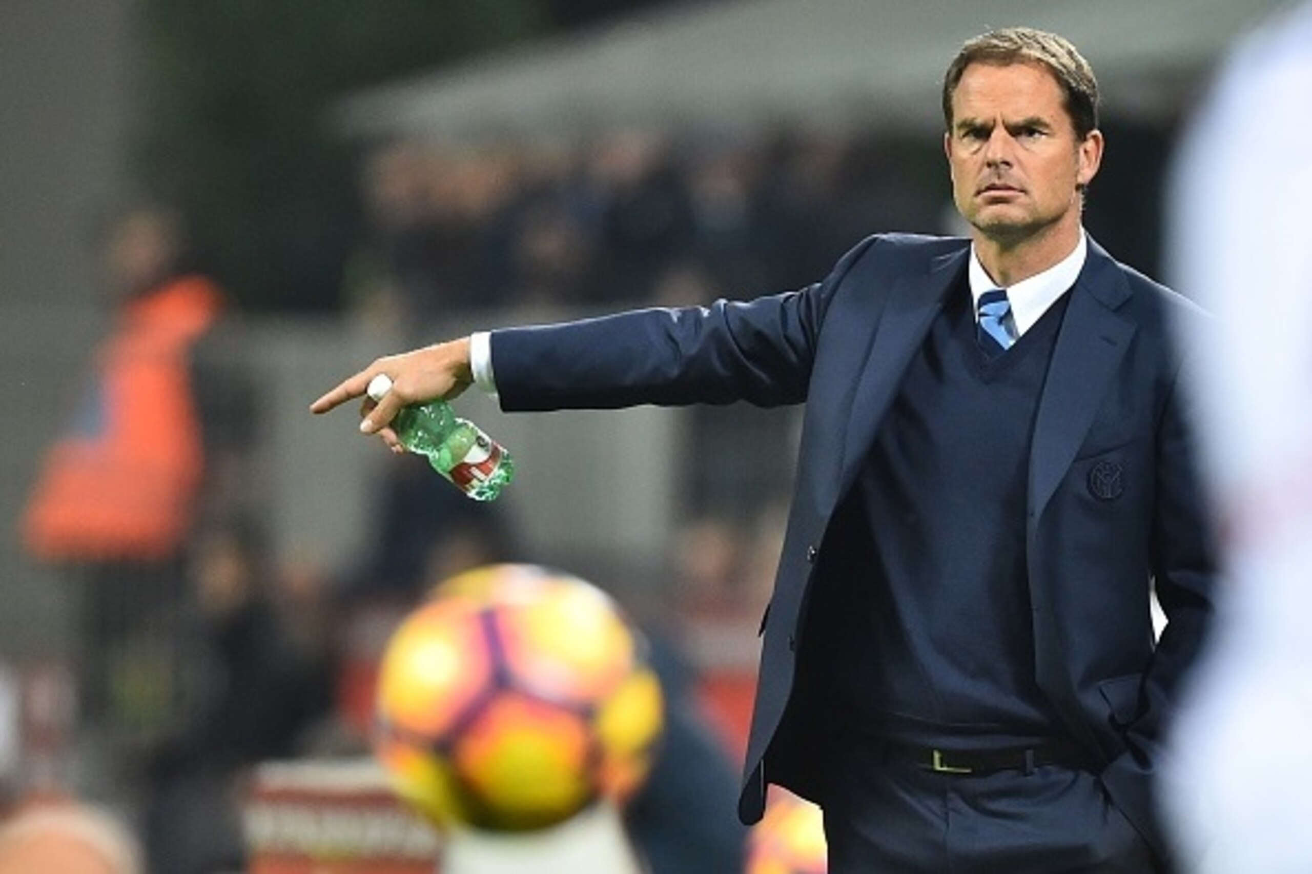 Inter Milan's coach from Netherland Frank De Boer gestures during the Italian Serie A football match Inter Milan vs Torino at 'San Siro' Stadium in Milan on October 26, 2016.   / AFP / GIUSEPPE CACACE        (Photo credit should read GIUSEPPE CACACE/AFP/G