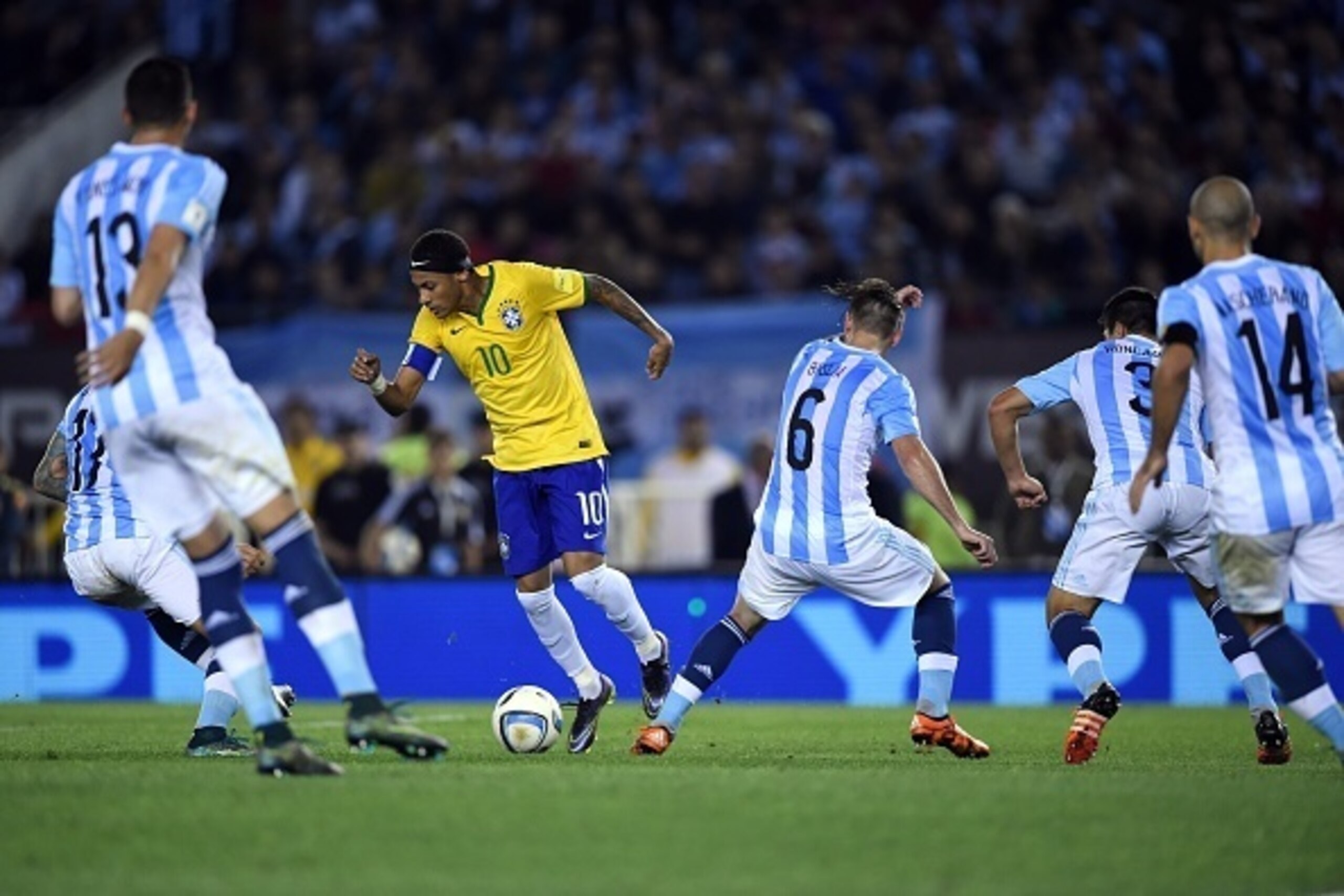 Brazil's Neymar(10) controls the ball amid Argentine players during their Russia 2018 FIFA World Cup South American Qualifiers football match, in Buenos Aires, on November 13, 2015. AFP PHOTO / EITAN ABRAMOVICH        (Photo credit should read EITAN ABRAM
