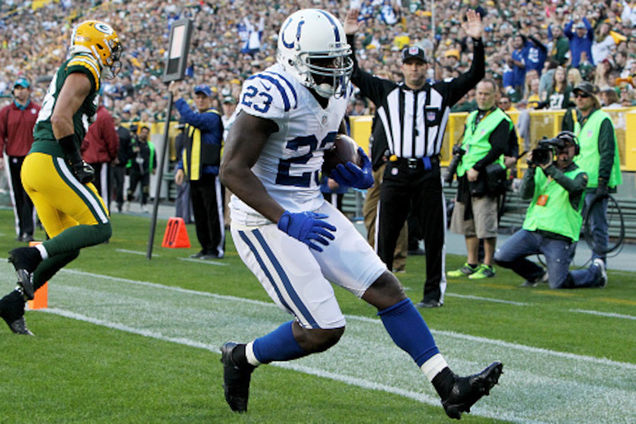 GREEN BAY, WI - NOVEMBER 06:  Frank Gore #23 of the Indianapolis Colts scores a touchdown in the first quarter against the Green Bay Packers at Lambeau Field on November 6, 2016 in Green Bay, Wisconsin. (Photo by Dylan Buell/Getty Images)