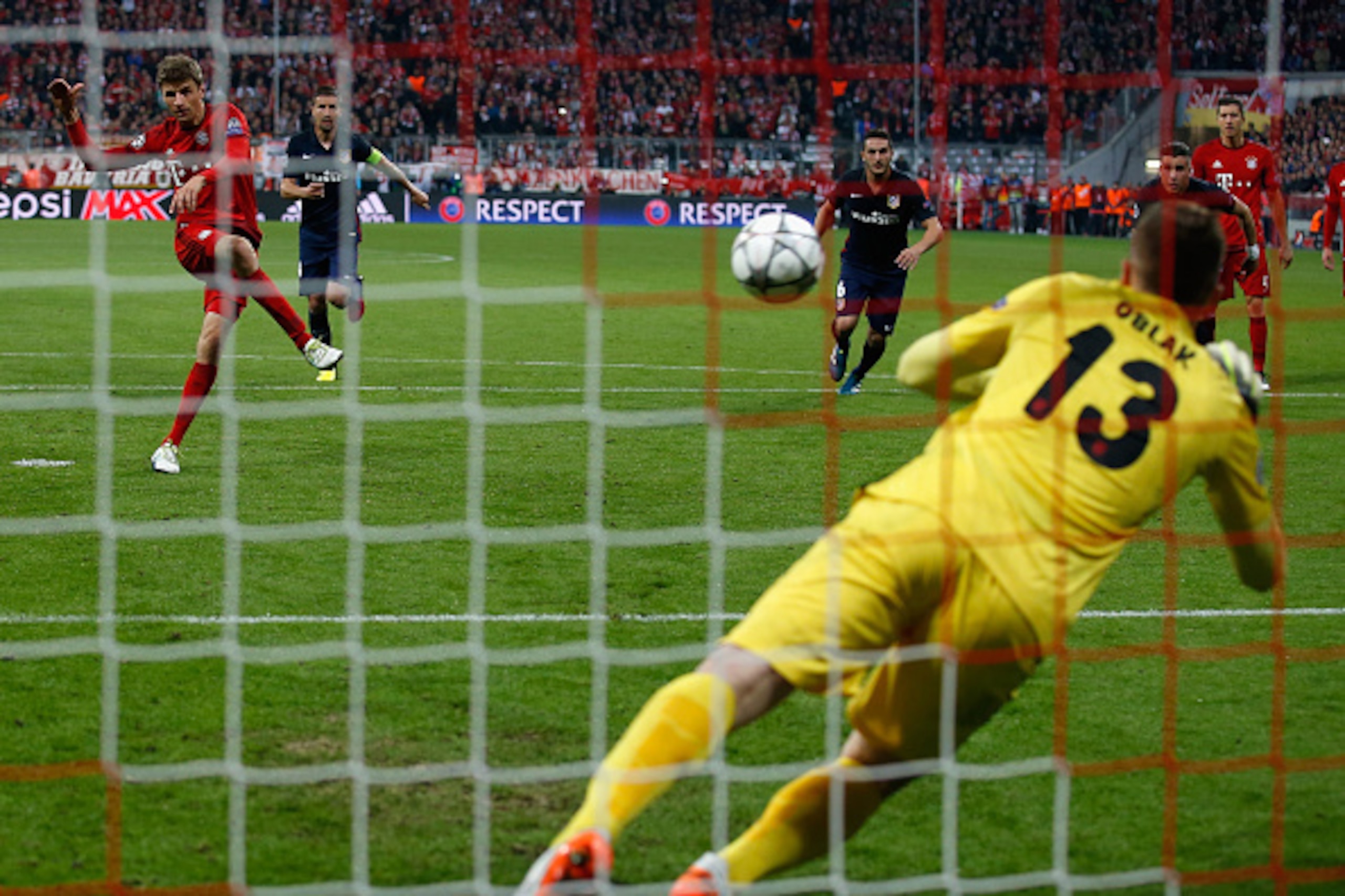 MUNICH, GERMANY - MAY 03:  Goalkeeper Jan Oblak of Atletico Madrid saves a penalty of Thomas Mueller of Bayern Muenchen during UEFA Champions League semi final second leg match between FC Bayern Muenchen and Club Atletico de Madrid at Allianz Arena on May