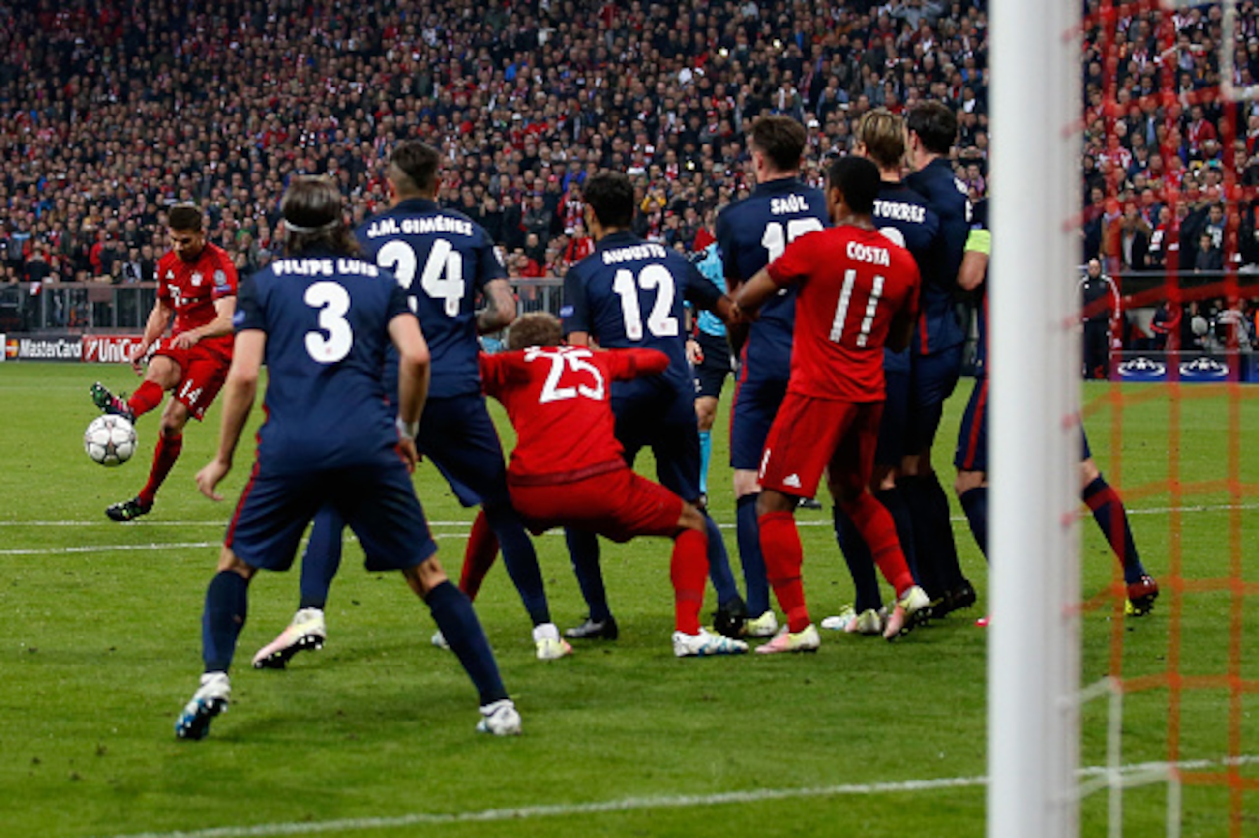 MUNICH, GERMANY - MAY 03:  Xabi Alonso (L) of Bayern Munich scores his team's first goal with a free kick during UEFA Champions League semi final second leg match between FC Bayern Muenchen and Club Atletico de Madrid at Allianz Arena on May 3, 2016 in Mu