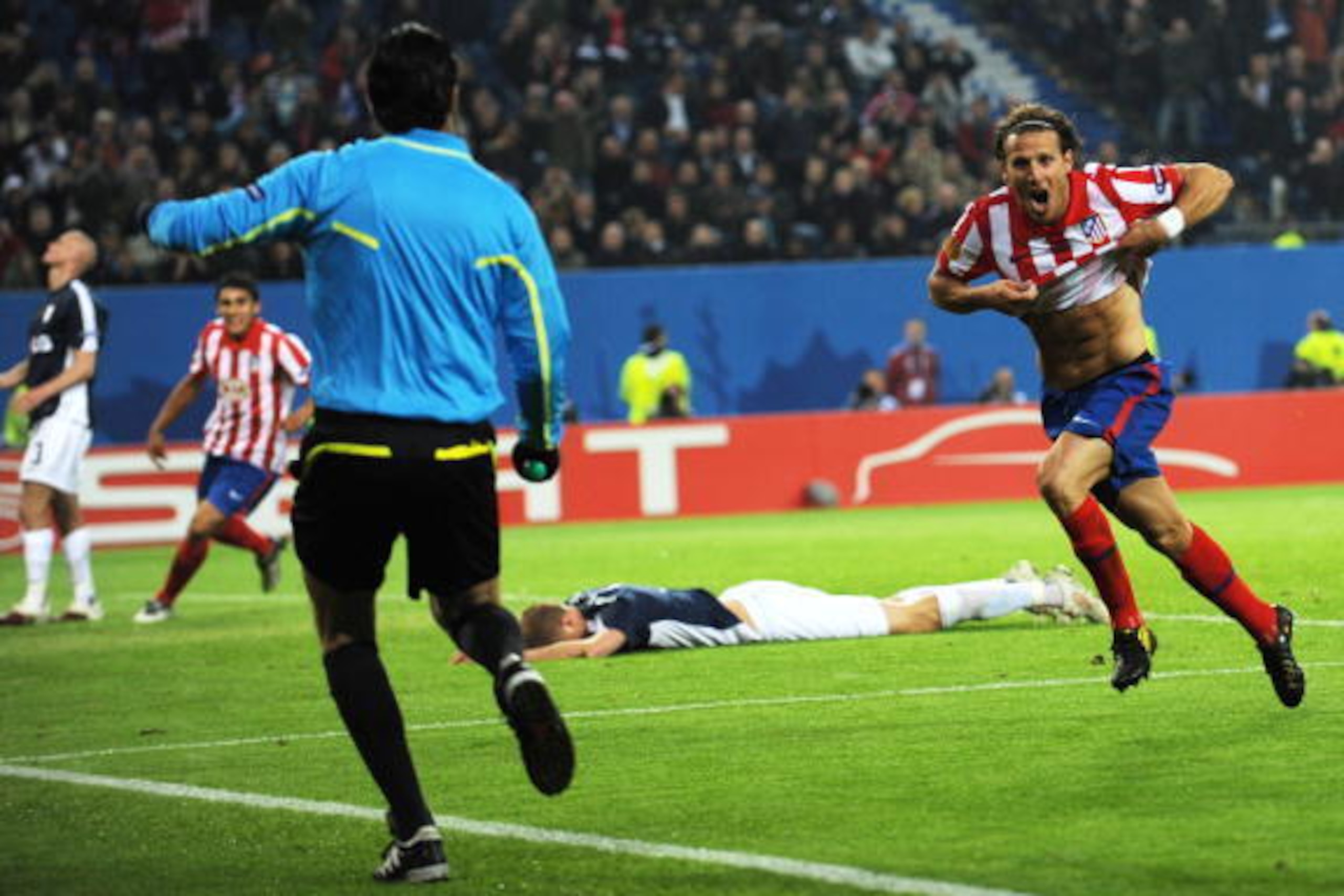 Atletico Madrid's Uruguayan forward Diego Forlan celebrates scoring during the final football match of the UEFA Europa League Fulham FC vs Aletico Madrid in Hamburg, northern Germany on May 12, 2010. AFP PHOTO / ADRIAN DENNIS AFP PHOTO / ADRIAN DENNIS (Ph