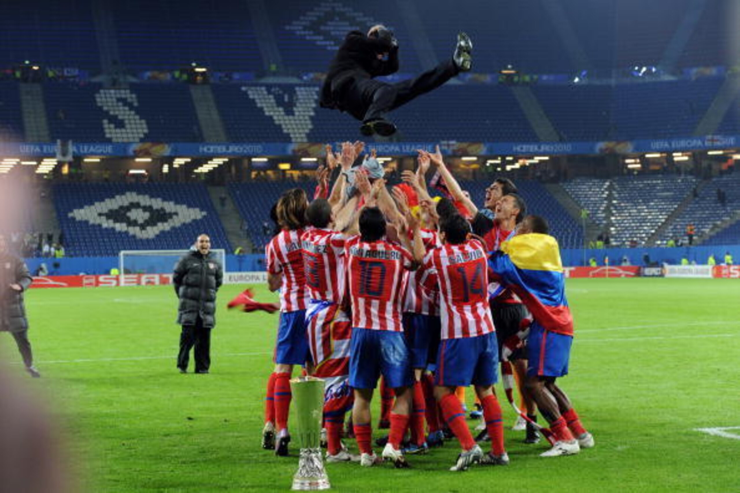 Aletico Madrid's players throw their coach Quique Sanchez Flores in the air after winning the final football match of the UEFA Europa League Fulham FC vs Aletico Madrid in Hamburg, northern Germany on May 12, 2010. Aletico Madrid won the match 1-2 after e