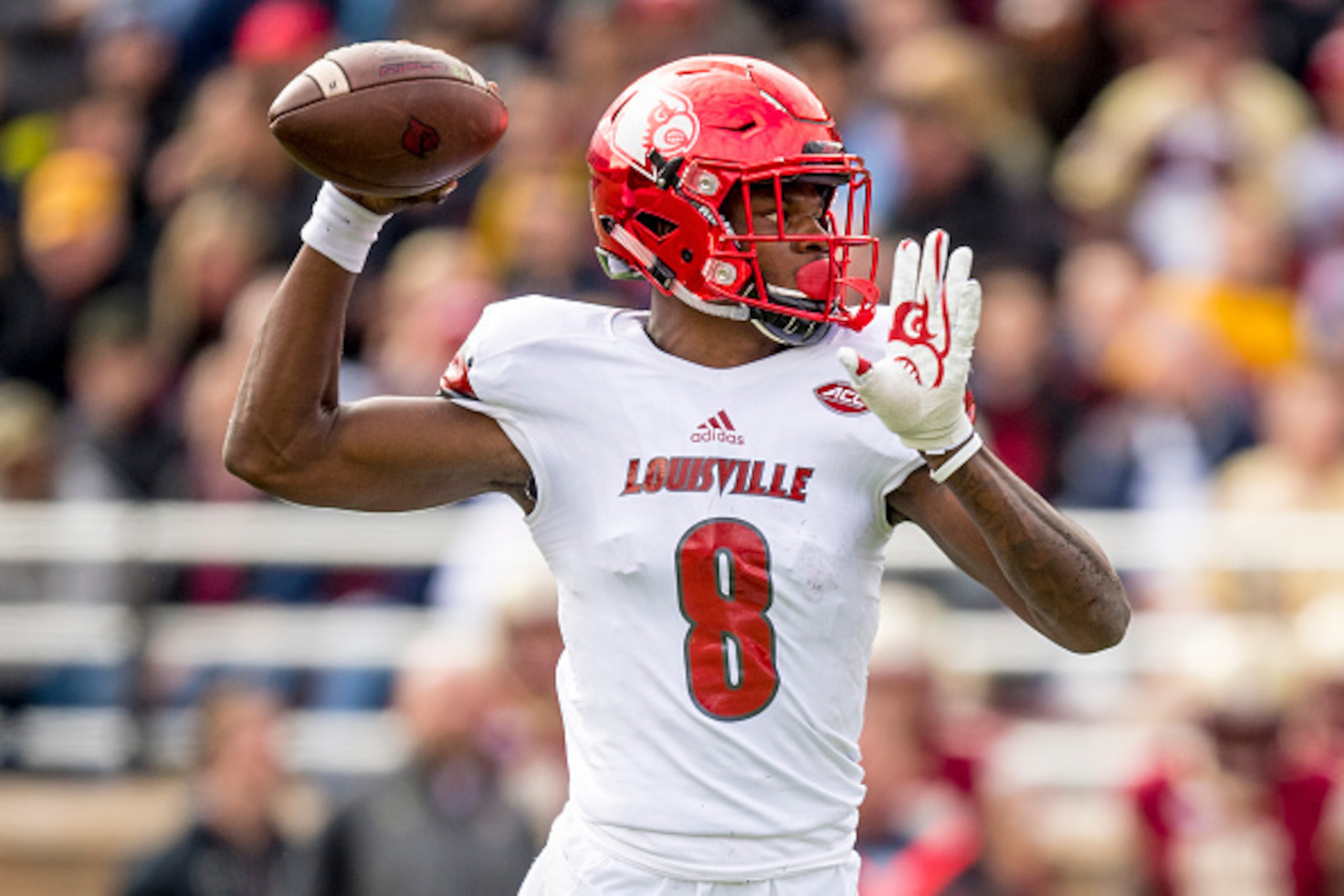 CHESTNUT HILL, MA - NOVEMBER 05: Lamar Jackson #8 of Louisville throws a touchdown pass during the second quarter of a game against Boston College at Alumni Stadium on November 5, 2016 in Chestnut Hill, Massachusetts.  (Photo by Billie Weiss/Getty Images)