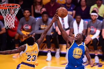 Draymond Green of the Golden State Warriors vies for the ball with Louis Williams of the Los Angeles Lakers in their NBA game in Los Angeles, California on November 4, 2016. / AFP / Frederic J. BROWN        (Photo credit should read FREDERIC J. BROWN/AFP/