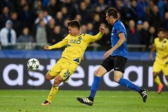 Porto's brazilian midfielder Otavio (L) shoots during the UEFA Champions League groug G football match Club Brugge vs FC Porto on October 18, 2016 at the Jan-Breydel stadium in Bruges. / AFP / JOHN THYS        (Photo credit should read JOHN THYS/AFP/Getty