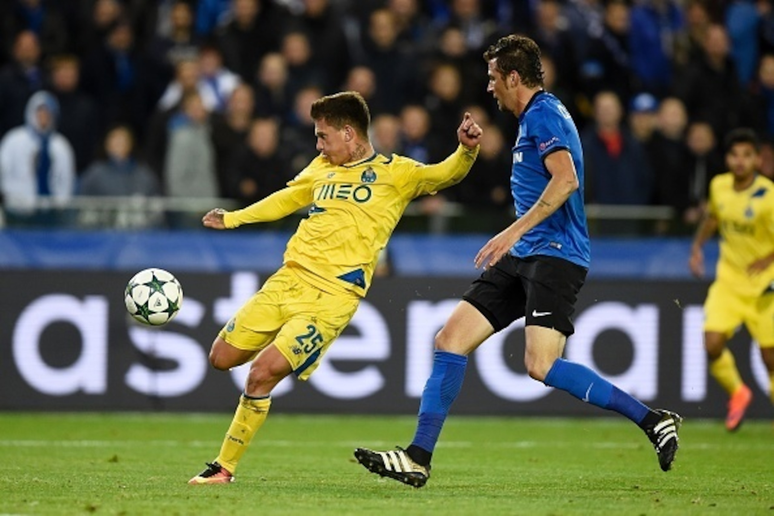 Porto's brazilian midfielder Otavio (L) shoots during the UEFA Champions League groug G football match Club Brugge vs FC Porto on October 18, 2016 at the Jan-Breydel stadium in Bruges. / AFP / JOHN THYS        (Photo credit should read JOHN THYS/AFP/Getty