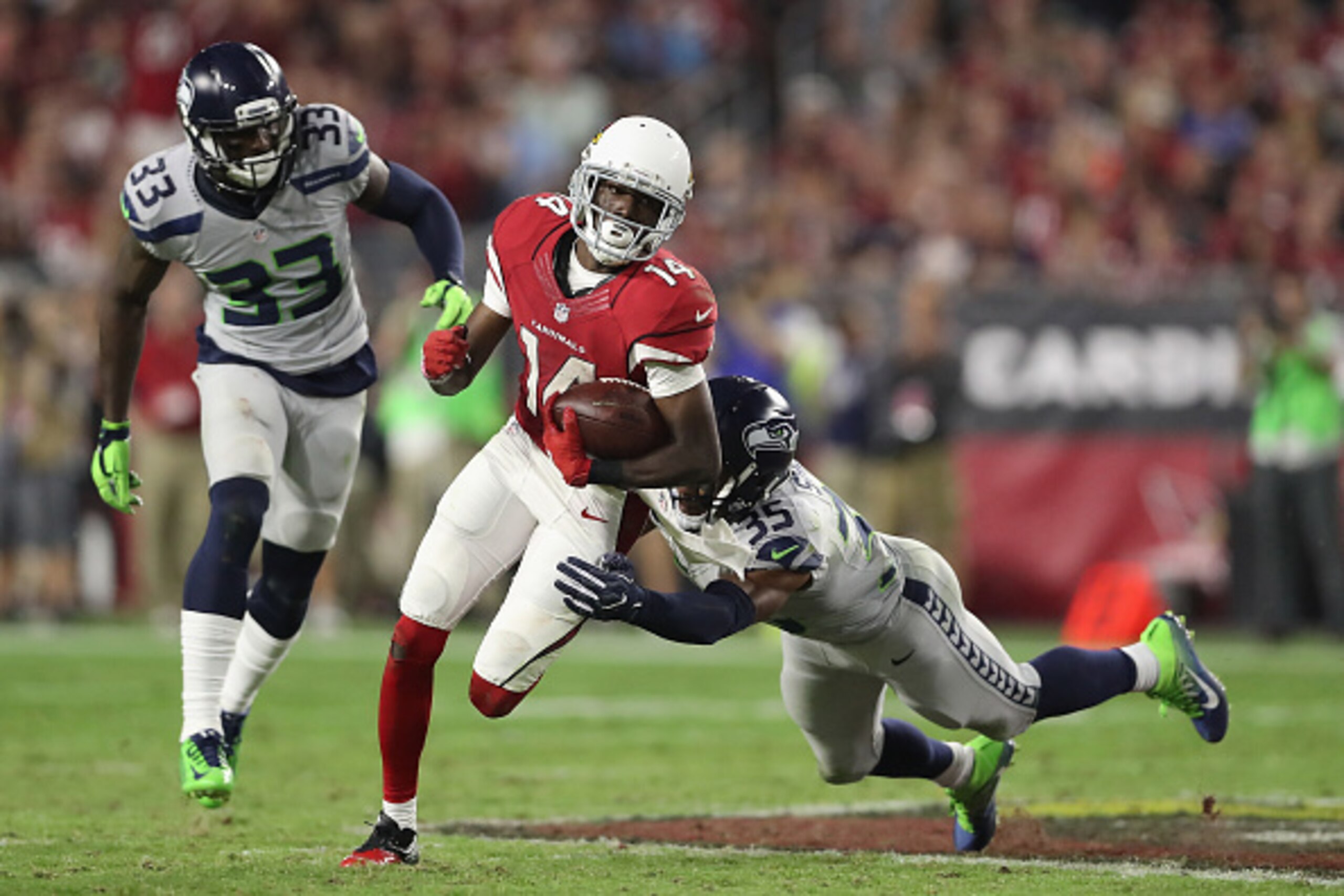 GLENDALE, AZ - OCTOBER 23:  Wide receiver J.J. Nelson #14 of the Arizona Cardinals runs with the football after a reception past cornerback DeShawn Shead #35 of the Seattle Seahawks during the NFL game at the University of Phoenix Stadium on October 23, 2
