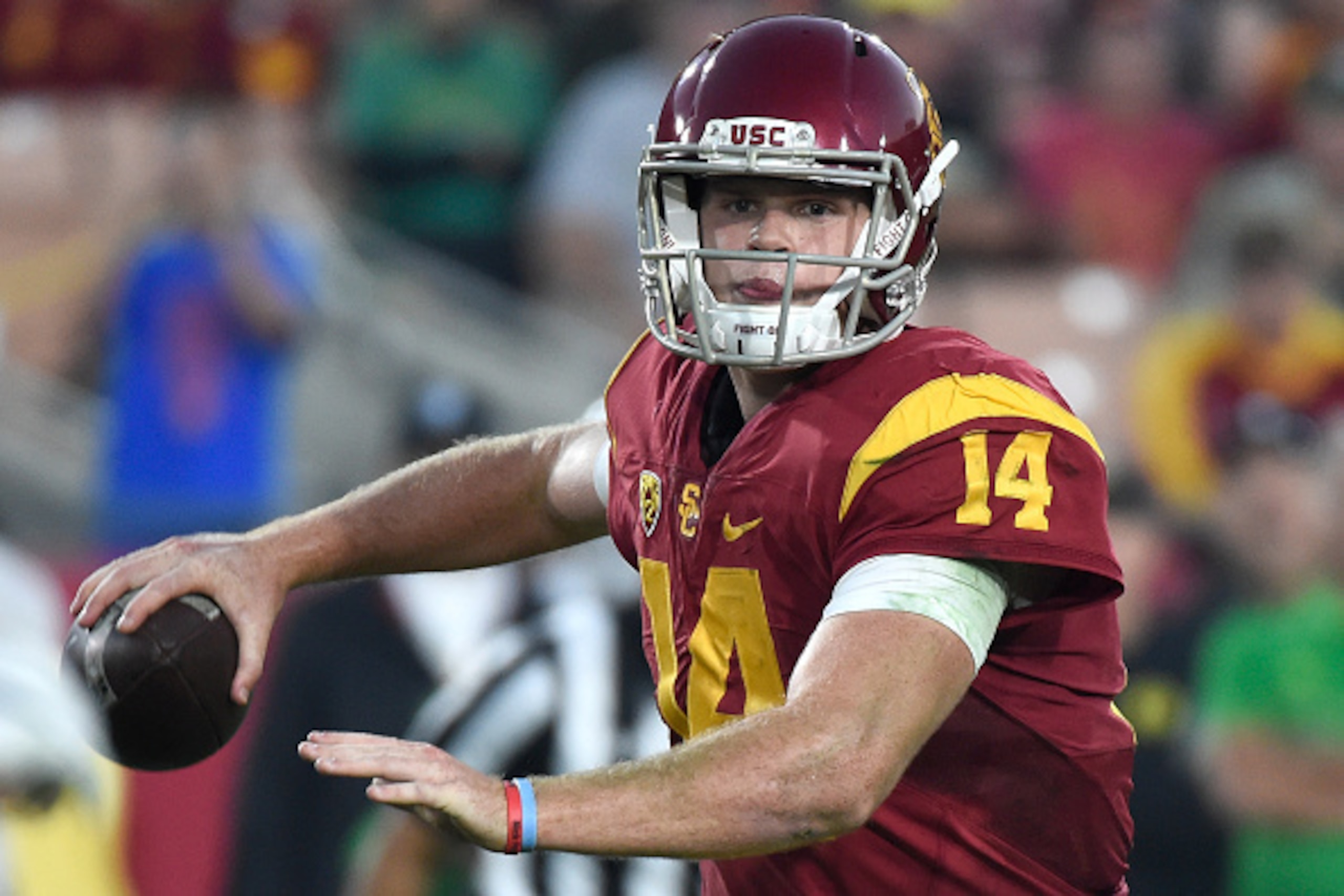 LOS ANGELES, CA - NOVEMBER 05:  Sam Darnold #14 of the USC Trojans throws the ball to score a touchdown in the second quarter against the Oregon Ducks at Los Angeles Memorial Coliseum on November 5, 2016 in Los Angeles, California.  (Photo by Lisa Blumenf