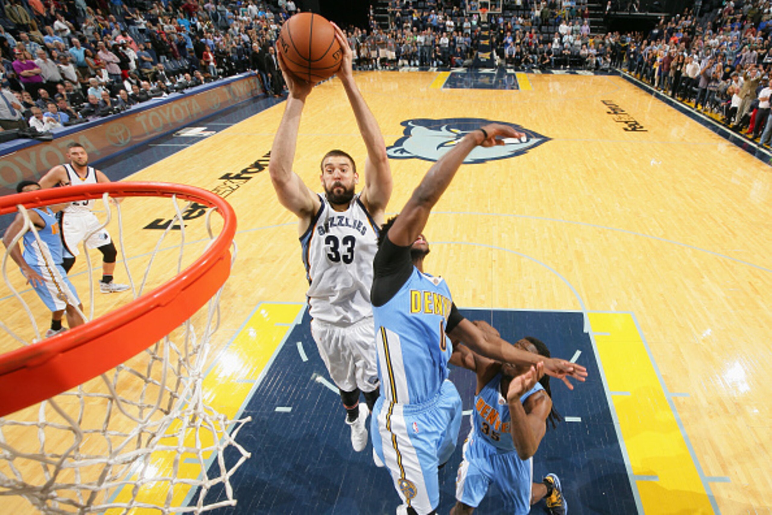 MEMPHIS, TN - NOVEMBER 8:  Marc Gasol #33 of the Memphis Grizzlies shoots the ball to win the game against the Denver Nuggets on November 8, 2016 at FedExForum in Memphis, Tennessee. NOTE TO USER: User expressly acknowledges and agrees that, by downloadin