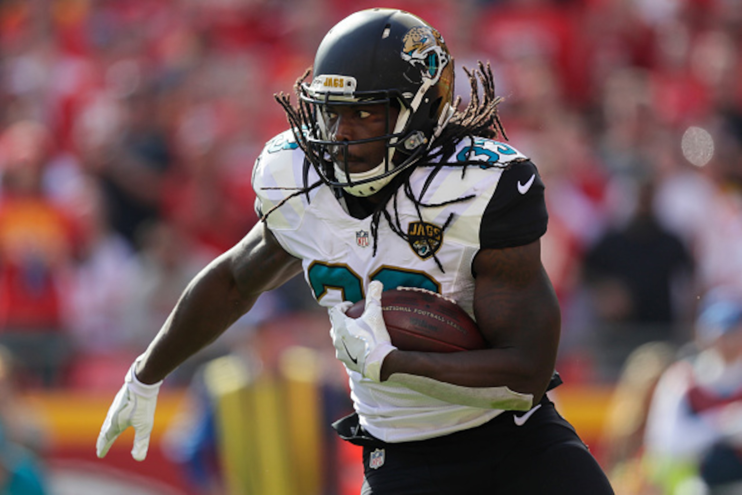 KANSAS CITY, MO - NOVEMBER 6: Running back Chris Ivory #33 of the Jacksonville Jaguars rushes the ball against the Kansas City Chiefs at Arrowhead Stadium during the game on November 6, 2016 in Kansas City, Missouri. (Photo by Jamie Squire/Getty Images)