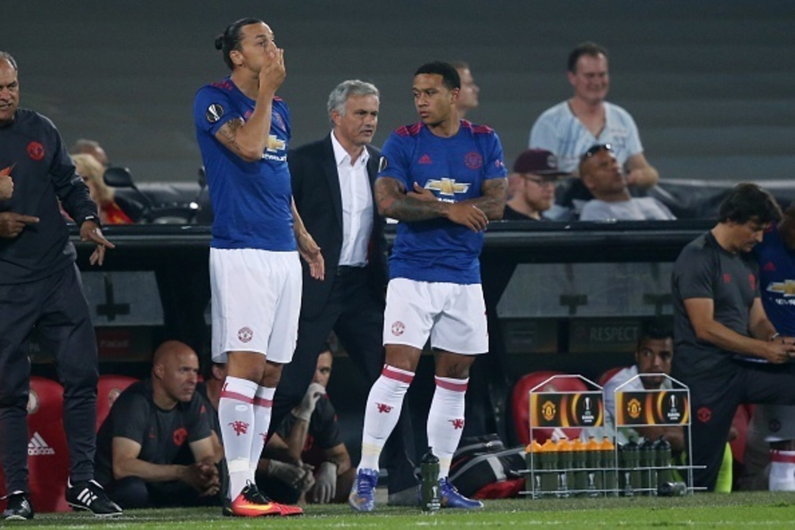 (vlnr) Zlatan Ibrahimovic of Manchester United, coach Jose Mourinho of Manchester United, Memphis Depay of Manchester United during the Europa League group A match between Feyenoord and Manchester Uinited on September 15, 2016 at the Kuip stadium in Rotte
