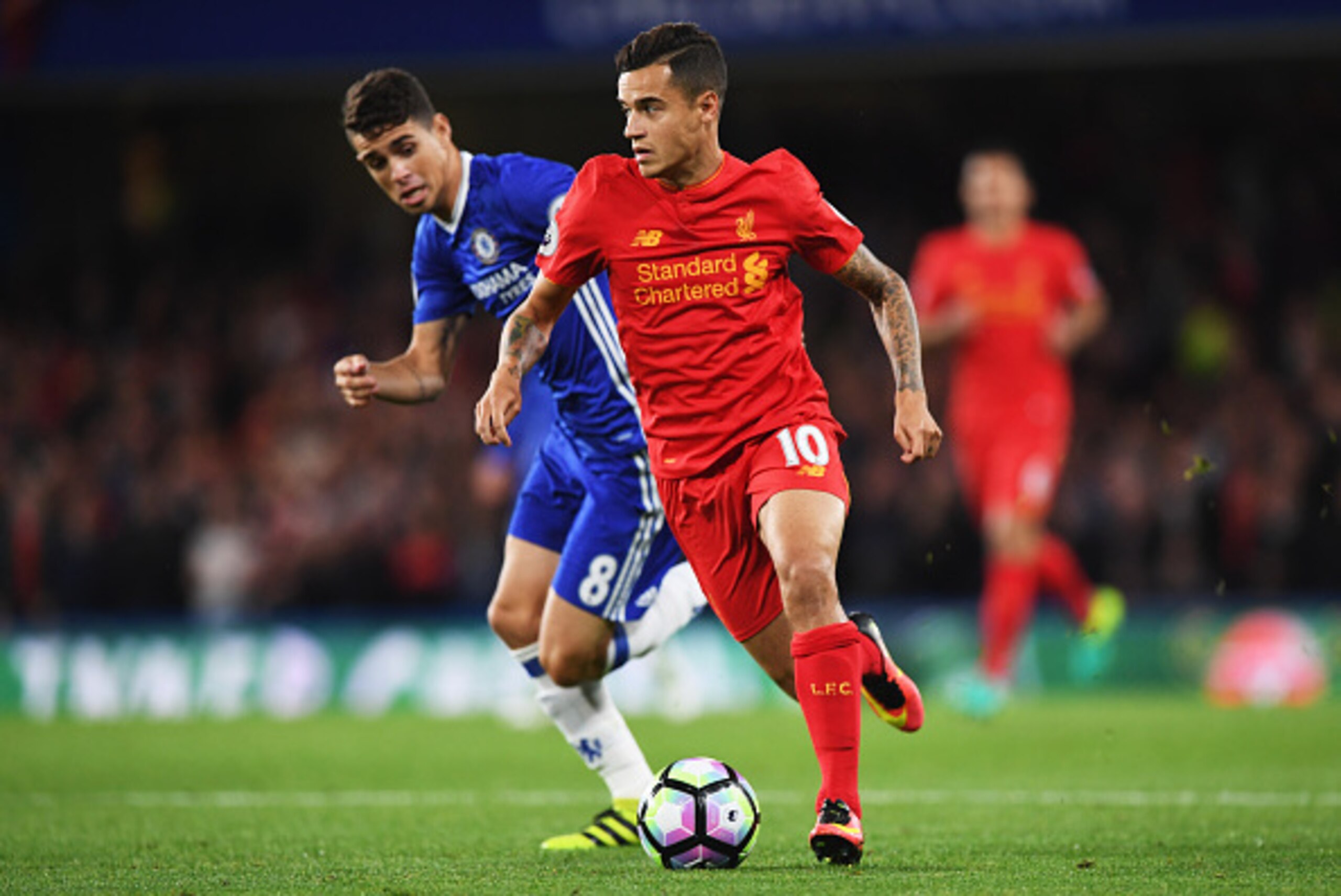 LONDON, ENGLAND - SEPTEMBER 16:  Philippe Coutinho of Liverpool is chased by Oscar of Chelsea during the Premier League match between Chelsea and Liverpool at Stamford Bridge on September 16, 2016 in London, England.  (Photo by Shaun Botterill/Getty Image