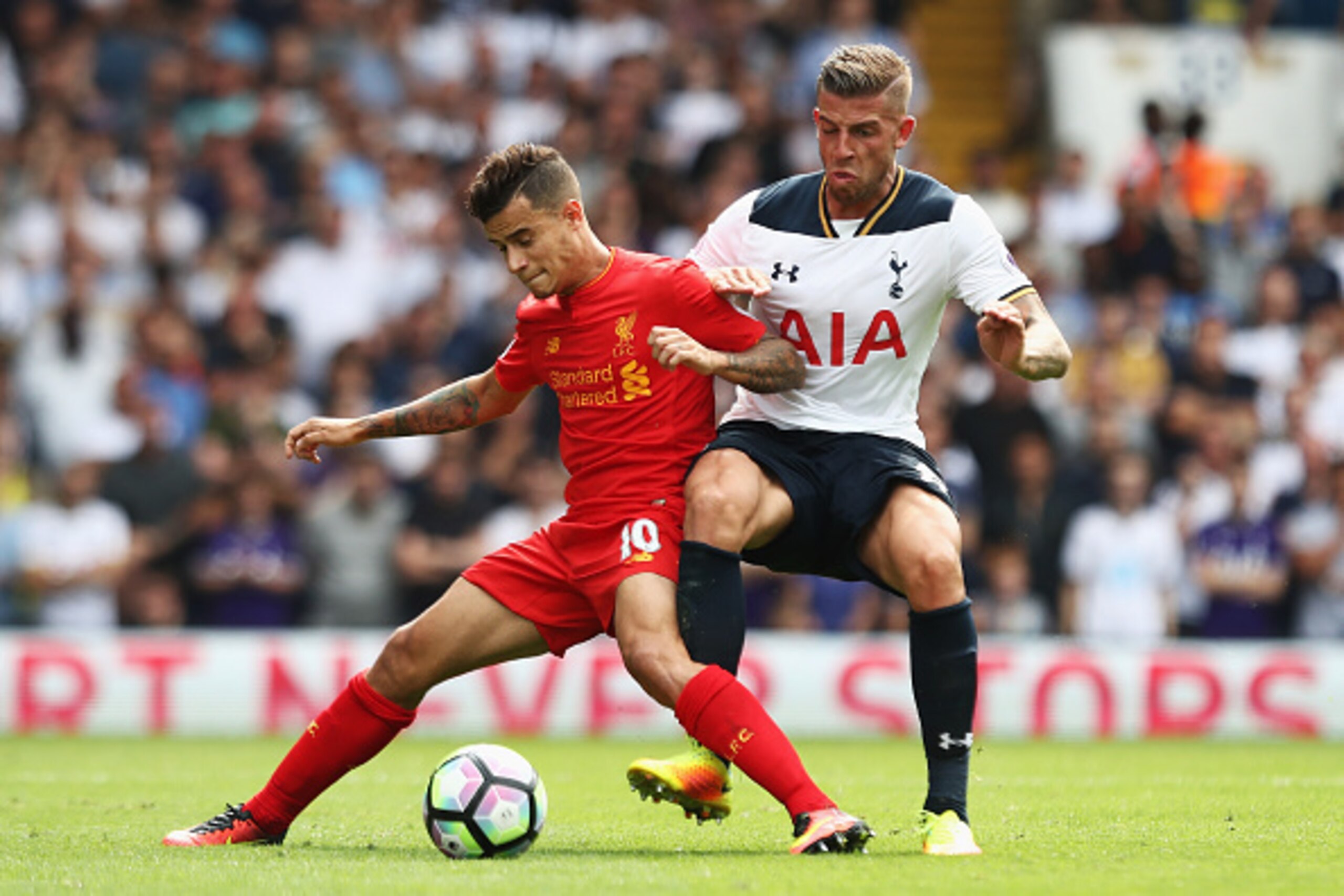 LONDON, ENGLAND - AUGUST 27: Philippe Coutinho of Liverpool (L) and Toby Alderweireld of Tottenham Hotspur (R) battle for possession during the Premier League match between Tottenham Hotspur and Liverpool at White Hart Lane on August 27, 2016 in London, E