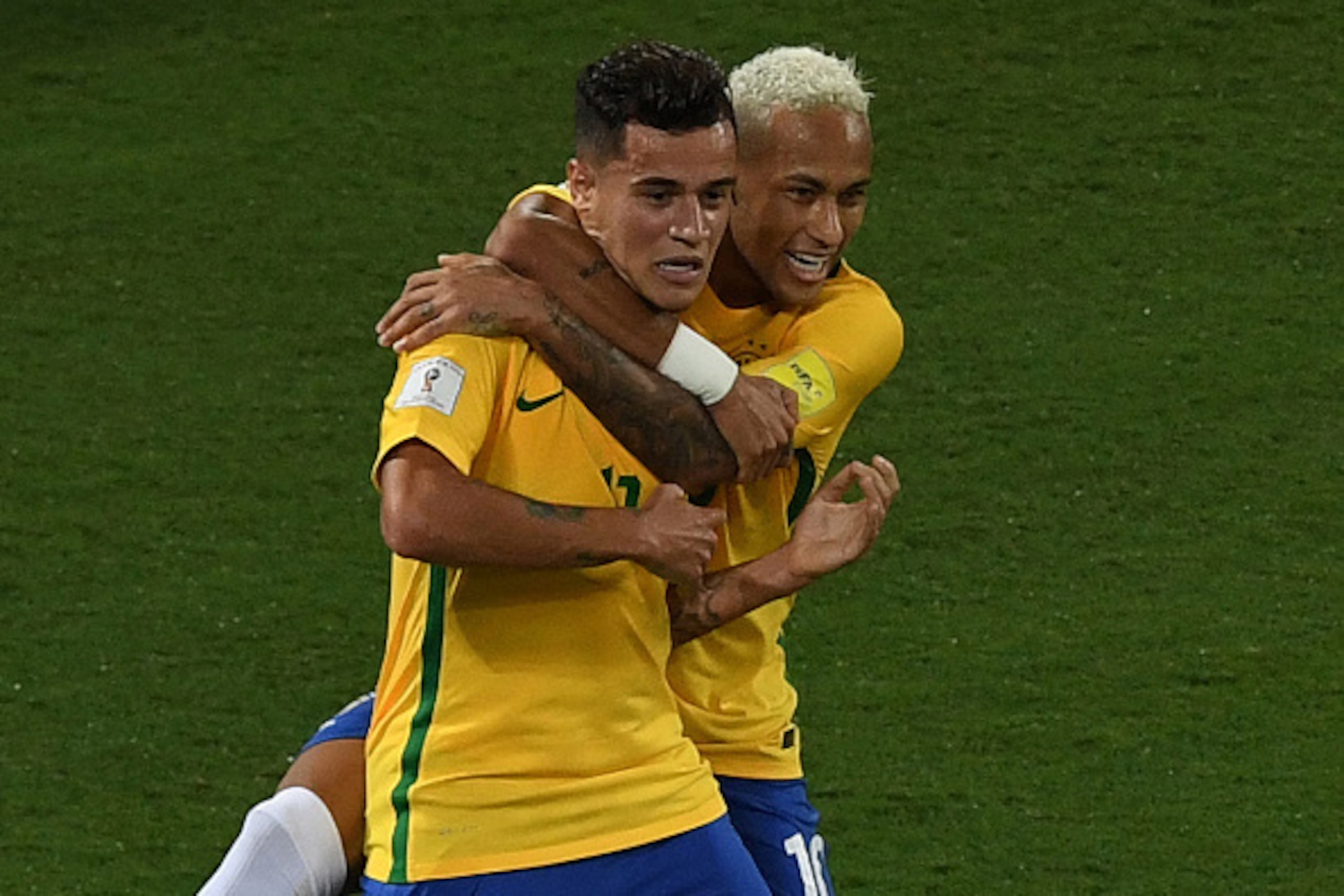 Brazil's Philippe Coutinho (L) celebrates his goal against Bolivia with teammate Neymar  during their Russia 2018 World Cup qualifier football match in Natal, Brazil, on October 6, 2016. / AFP / VANDERLEI ALMEIDA        (Photo credit should read VANDERLEI