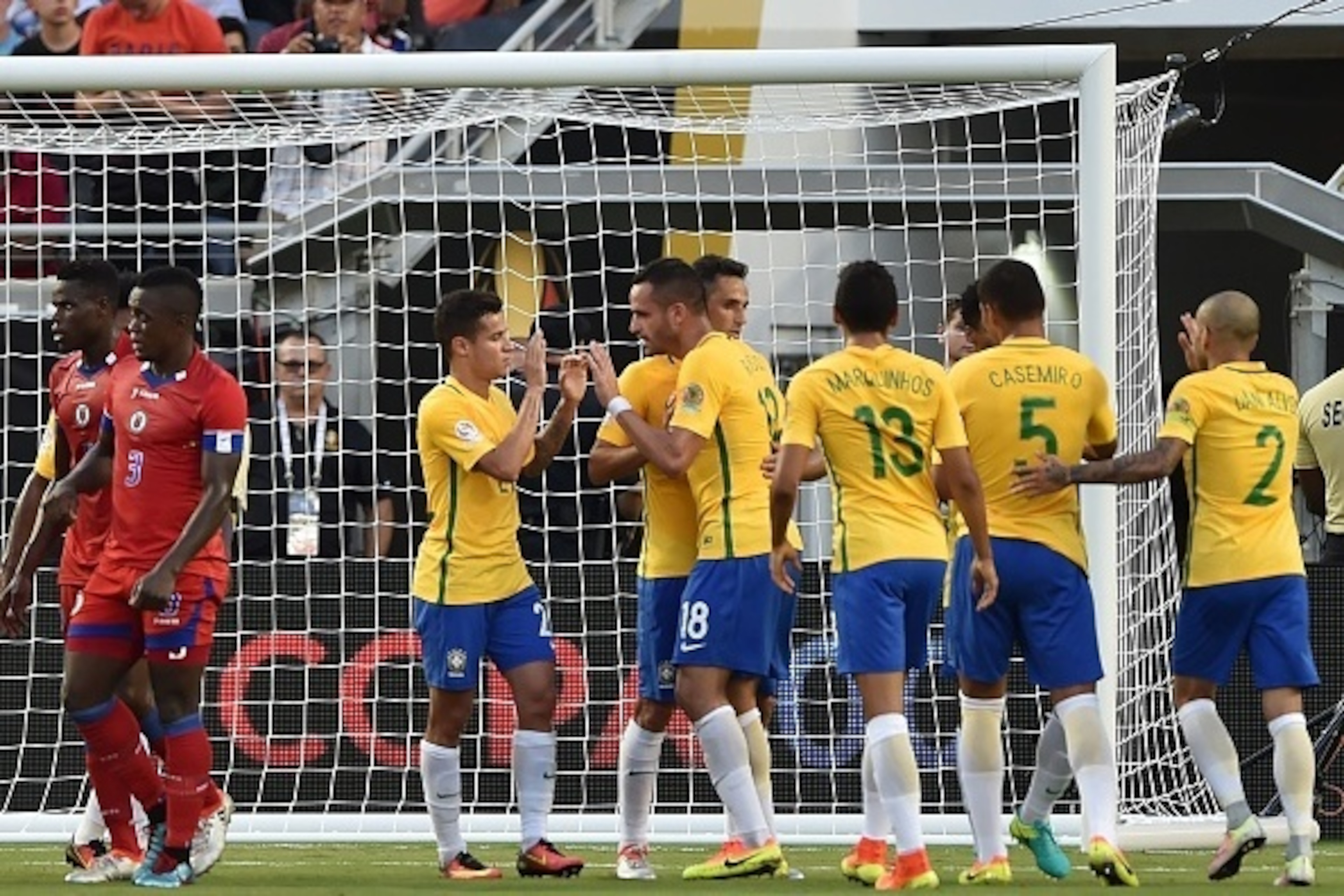 Brazil's Philippe Coutinho (3-L) celebrates with teammates a goal against Haiti during a Copa America Centenario football match in Orlando, Florida, United States, on June 8, 2016.  / AFP / Hector RETAMAL        (Photo credit should read HECTOR RETAMAL/AF