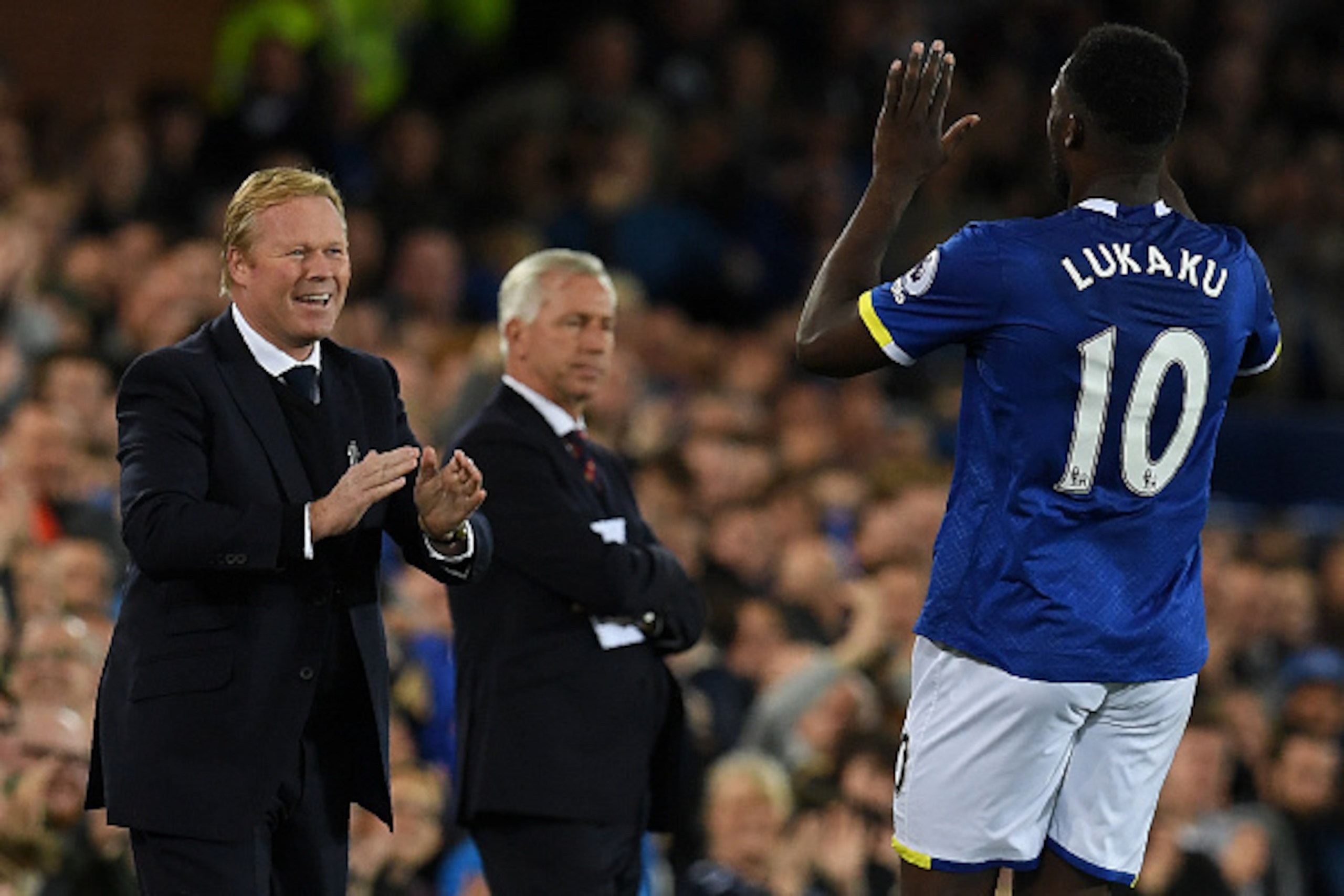 Crystal Palace's English manager Alan Pardew (C) reacts as Everton's Belgian striker Romelu Lukaku (R) celebrates scoring his team's first goal with Everton's Dutch manager Ronald Koeman during the English Premier League football match between Everton and Crystal Palace's English manager Alan Pardew (C) reacts as Everton's Belgian striker Romelu Lukaku (R) celebrates scoring his team's first goal with Everton's Dutch manager Ronald Koeman during the English Premier League football match between Everton and
