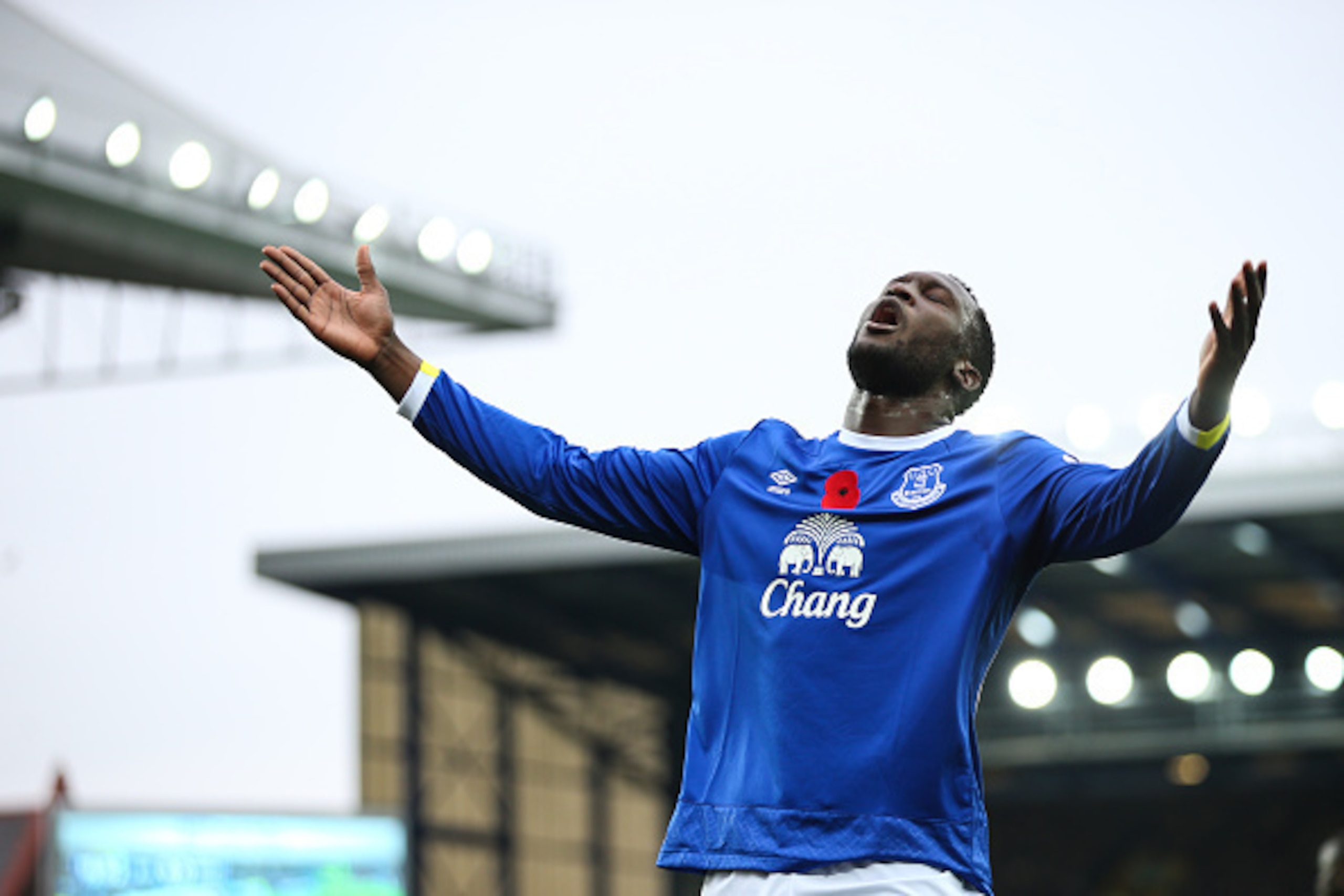 LIVERPOOL, ENGLAND - OCTOBER 30: Romelu Lukaku of Everton reacts after missing a chance during the Premier League match between Everton and West Ham United at Goodison Park on October 30, 2016 in Liverpool, England. (Photo by Robbie Jay Barratt - AMA/Get LIVERPOOL, ENGLAND - OCTOBER 30: Romelu Lukaku of Everton reacts after missing a chance during the Premier League match between Everton and West Ham United at Goodison Park on October 30, 2016 in Liverpool, England. (Photo by Robbie Jay Barratt - AMA/Get