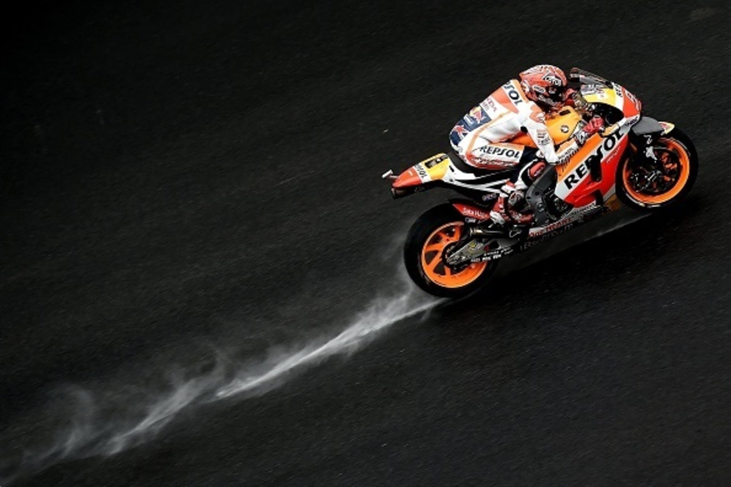 Repsol Honda Team's Spanish rider Marc Marquez powers his bike during the qualifying session of the 2016 Malaysian MotoGP at the Sepang International circuit on October 29, 2016. / AFP / MANAN VATSYAYANA        (Photo credit should read MANAN VATSYAYANA/A