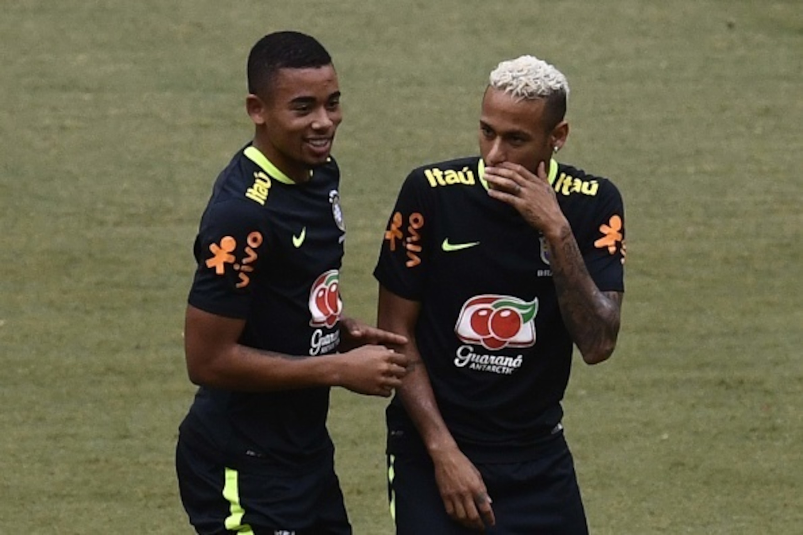 Brazil's players Gabriel Jesus (L) and Neymar chat during a training session on September 5, 2016 at the Arena Amazonia stadium in Manaus, Brazil, on the eve of their Russia 2018 World Cup football qualifier match against Colombia. / AFP / CHRISTOPHE SIMO