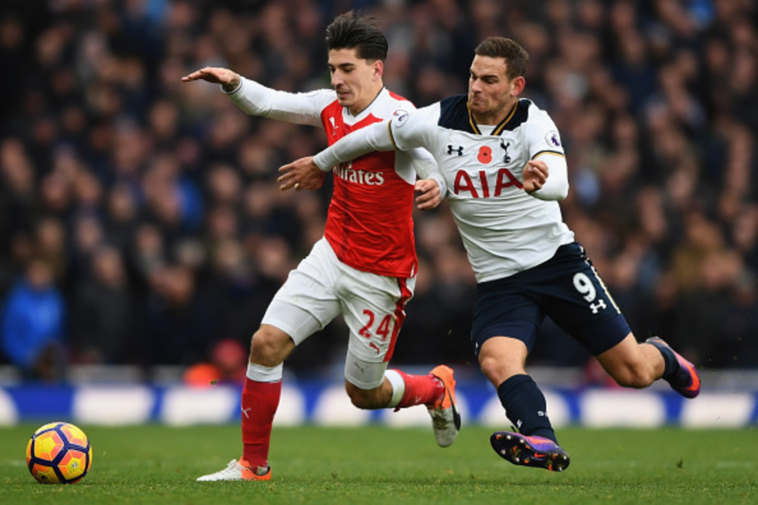 LONDON, ENGLAND - NOVEMBER 06:  Hector Bellerin of Arsenal and Vincent Janssen of Tottenham Hotspur challenge for the ball during the Premier League match between Arsenal and Tottenham Hotspur at Emirates Stadium on November 6, 2016 in London, England.  (