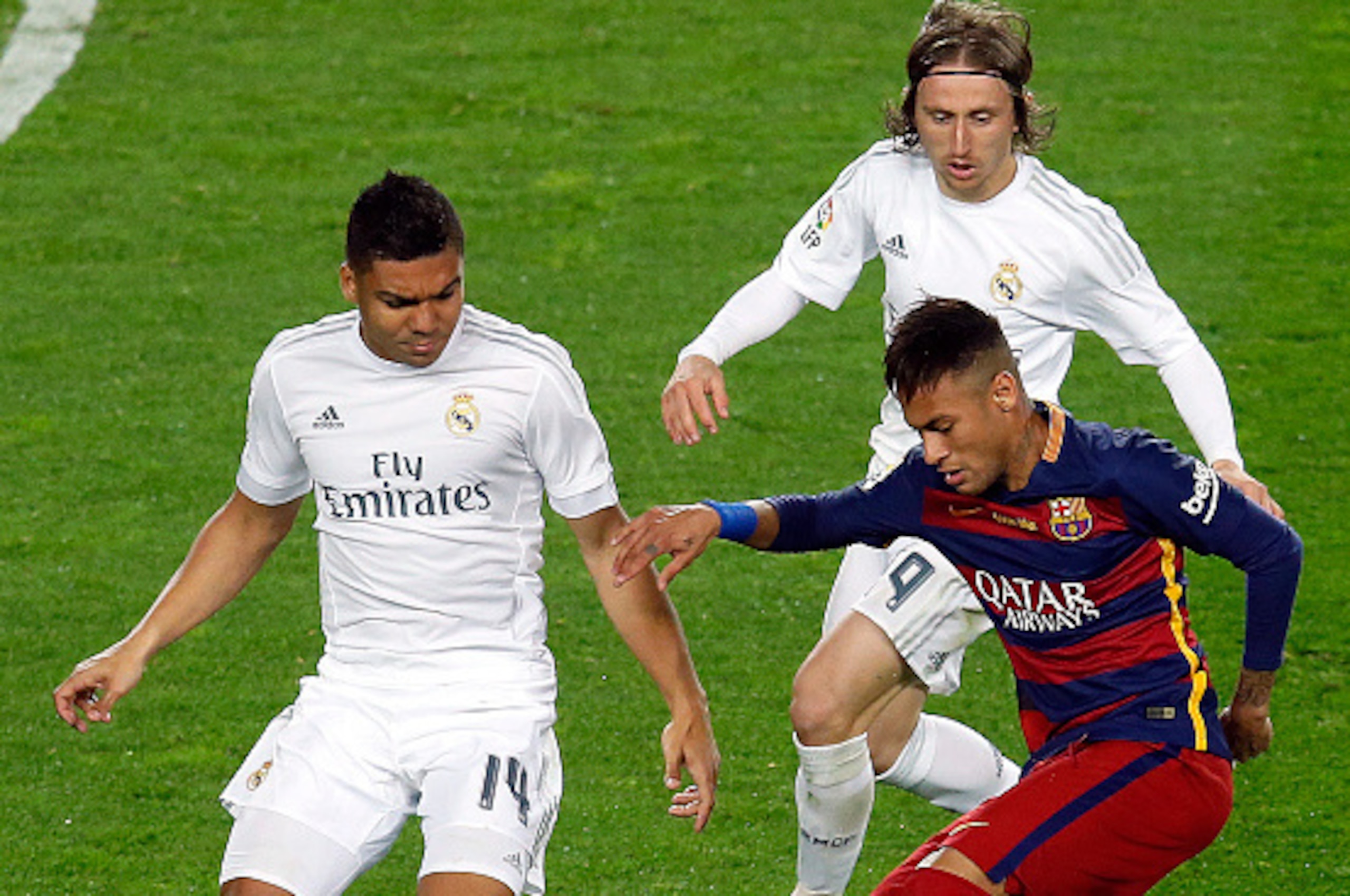 Barcelona's Brazilian forward Neymar (R) vies with Real Madrid's Brazilian midfielder Casemiro (L) and Real Madrid's Croatian midfielder Luka Modric during the Spanish league 'Clasico' football match FC Barcelona vs Real Madrid CF at the Camp Nou stadium 