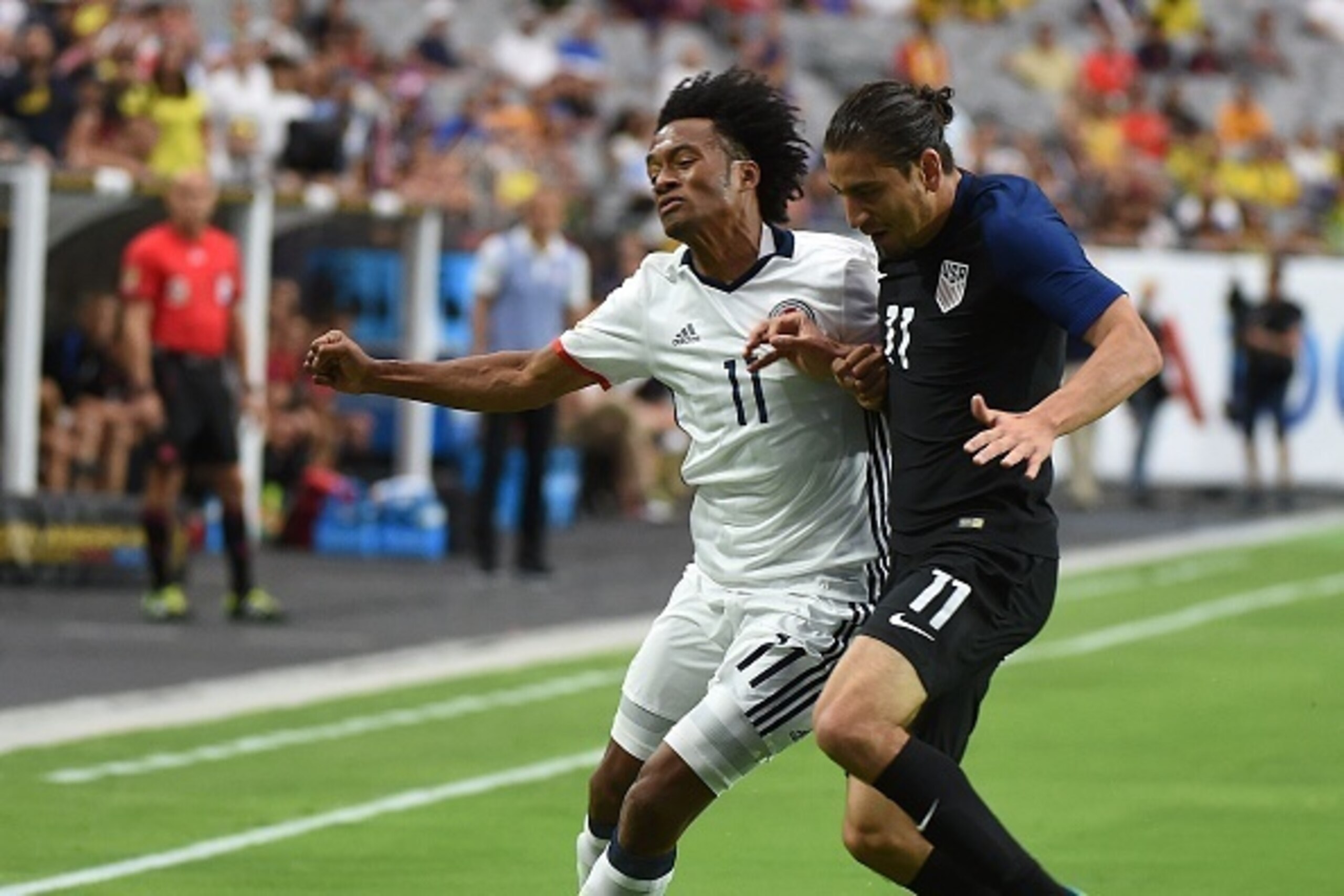 Colombia's Juan Cuadrado (L) vies for the ball with USA's Alejandro Bedoya (R) during the Copa America Centenario third place football match in Glendale, Arizona, United States, on June 25, 2016.  / AFP / Mark RALSTON        (Photo credit should read MARK