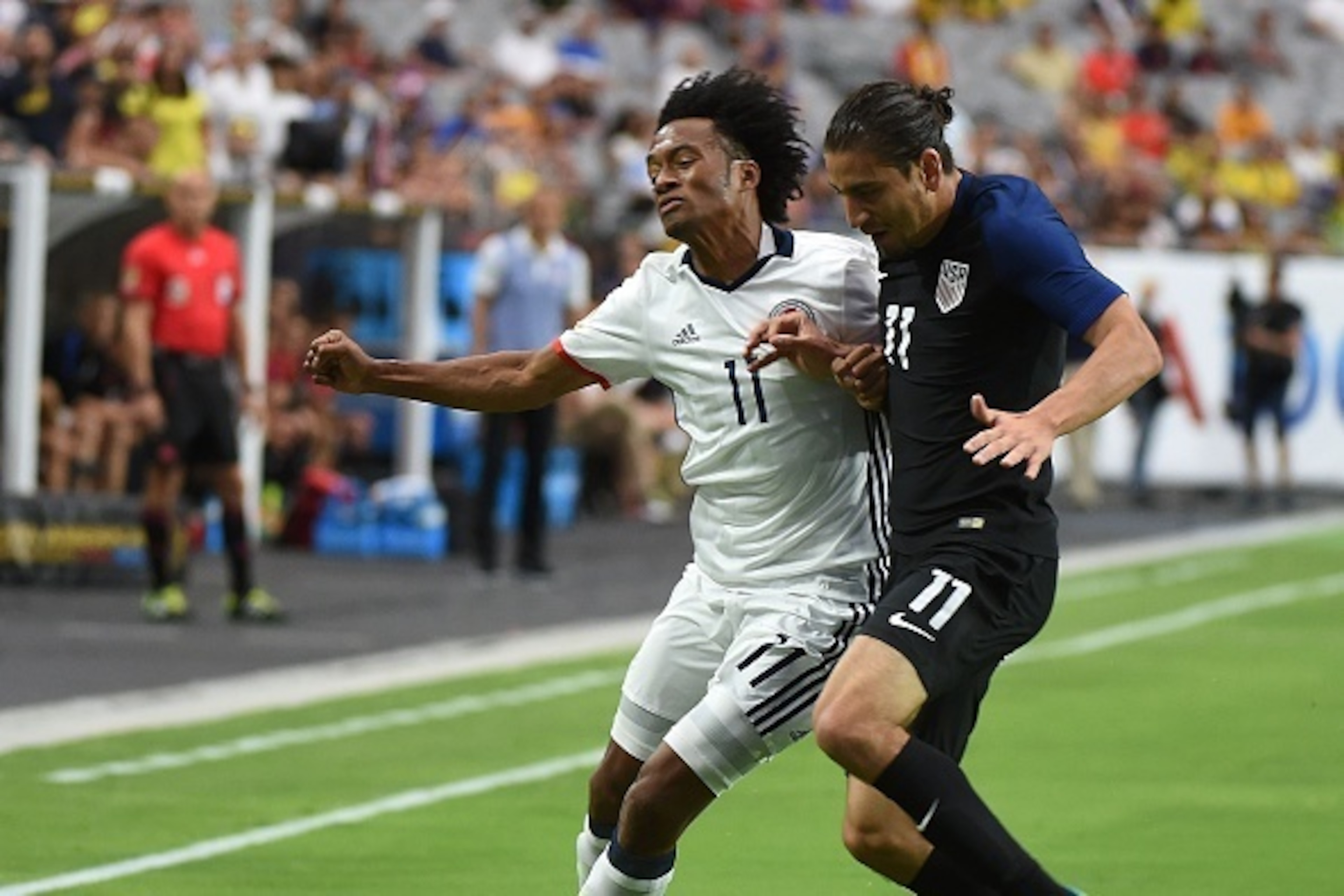 Colombia's Juan Cuadrado (L) vies for the ball with USA's Alejandro Bedoya (R) during the Copa America Centenario third place football match in Glendale, Arizona, United States, on June 25, 2016.  / AFP / Mark RALSTON        (Photo credit should read MARK