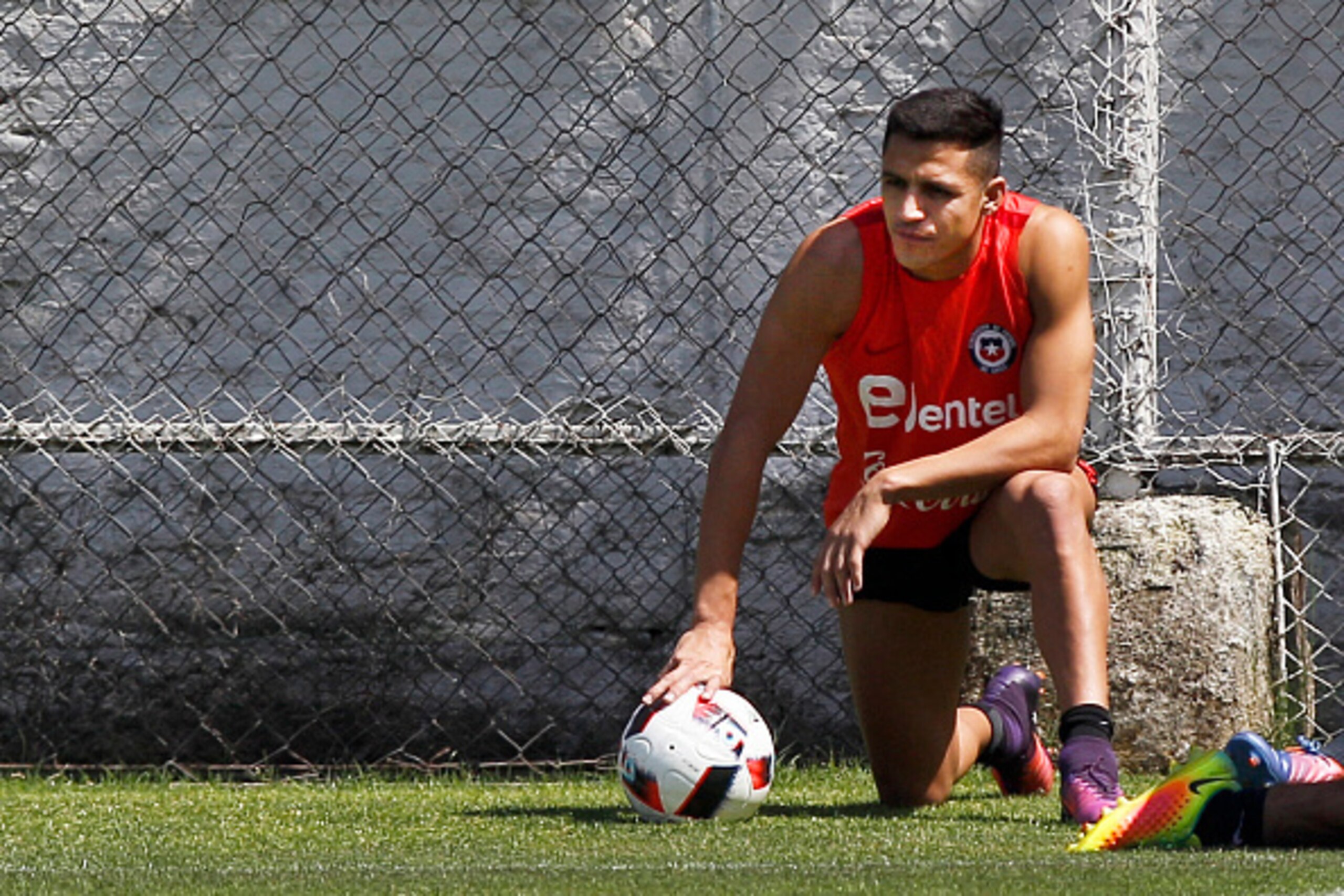 Picture released by Photosport Chile showing Chile's player Alexis Sanchez taking a break in Santiago on November 8, 2016 during a training session ahead of their WC 2018 qualifier against Colombia.   / AFP / Photosport Chile / Marcelo HERNANDEZ        (P