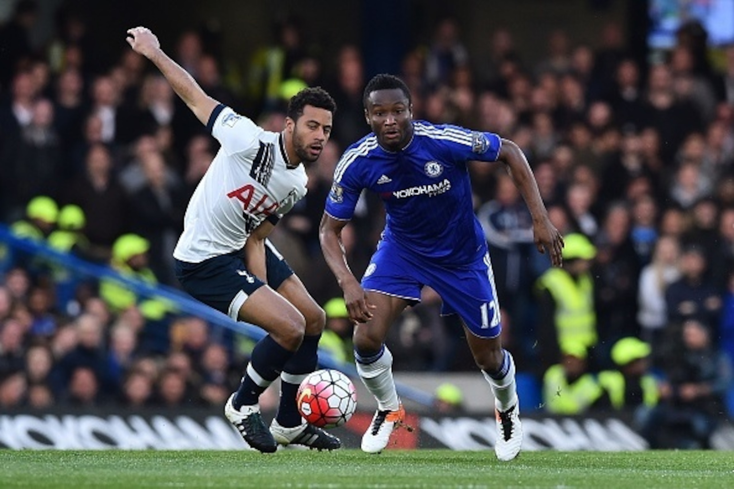 Tottenham Hotspur's Belgian midfielder Mousa Dembele (L) vies with Chelsea's Nigerian midfielder John Obi Mikel (R) during the English Premier League football match between Chelsea and Tottenham Hotspur at Stamford Bridge in London on May 2, 2016. / AFP /