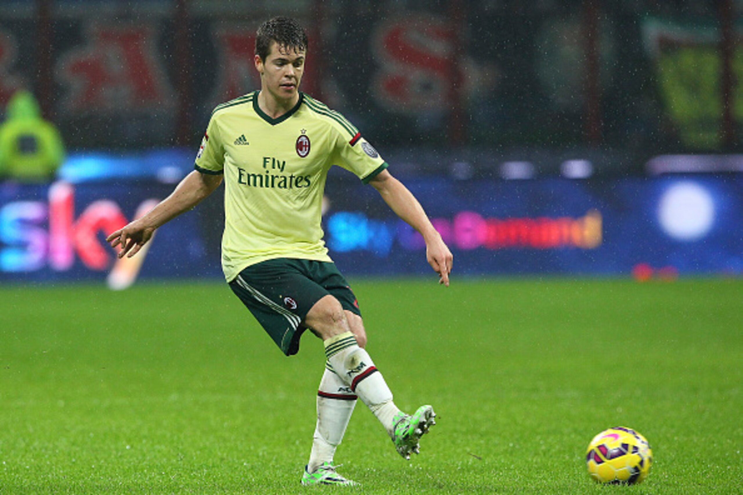 MILAN, ITALY - NOVEMBER 30:  Marco Van Ginkel of AC Milan in action during the Serie A match between AC Milan and Udinese Calcio at Stadio Giuseppe Meazza on November 30, 2014 in Milan, Italy.  (Photo by Marco Luzzani/Getty Images)