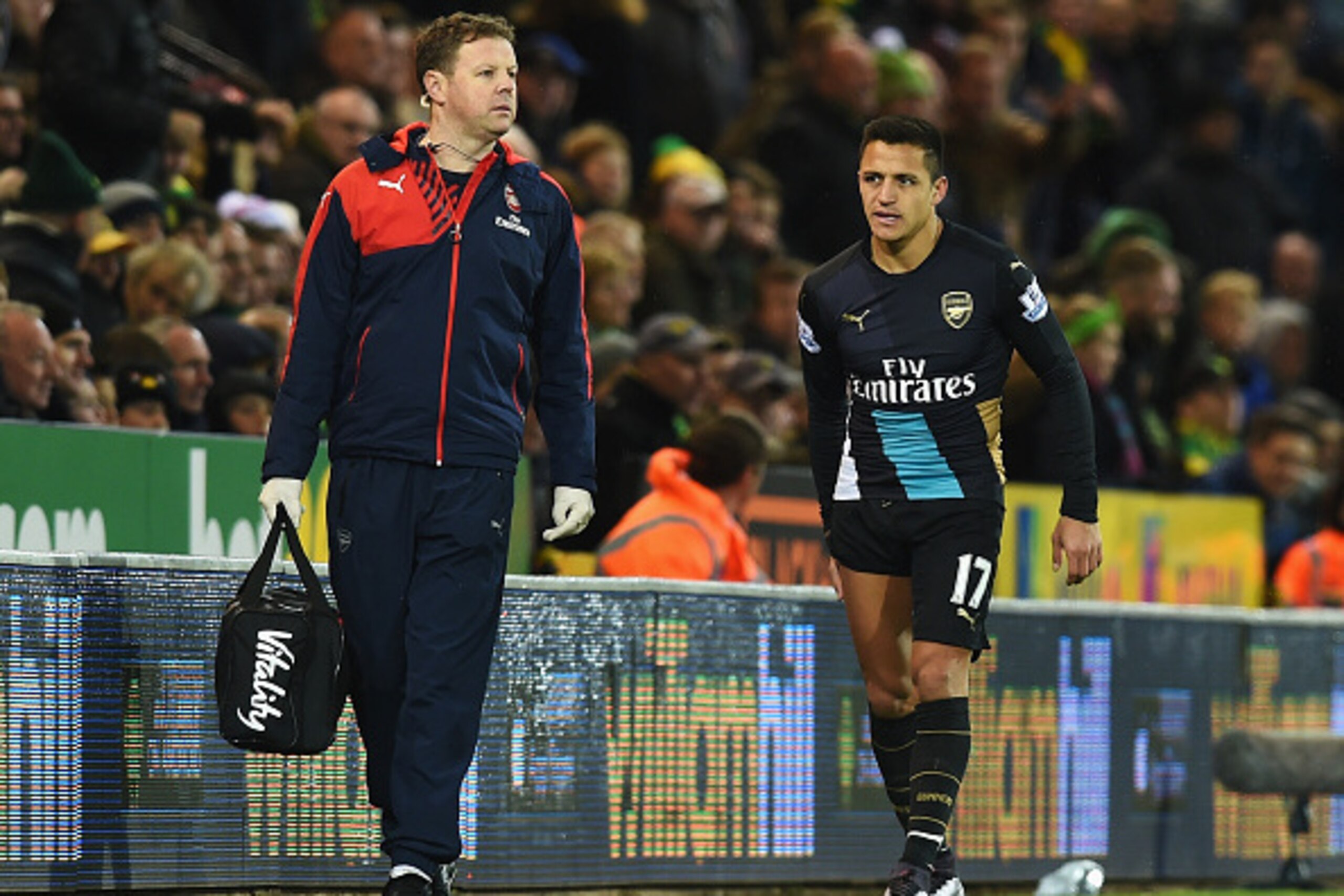 NORWICH, ENGLAND - NOVEMBER 29:  An injured Alexis Sanchez of Arsenal (17) leaves the pitch during the Barclays Premier League match between Norwich City and Arsenal at Carrow Road on November 29, 2015 in Norwich, England.  (Photo by Michael Regan/Getty I