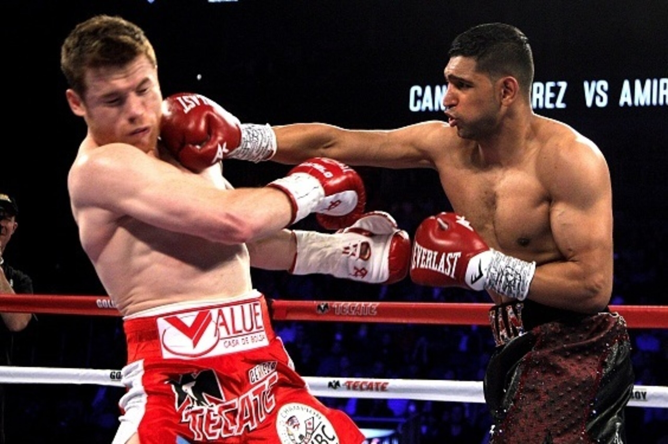 Saul Canelo Alvarez (L) of Mexico is on the receiving end against Amir Khan (R)of Great Britain during their WBC Middleweight Championship fight at the T-Mobile Arena, Saturday, May 7, 2016 in Las Vegas, Nevada. 
Saul 'Canelo' Alvarez successfully defende