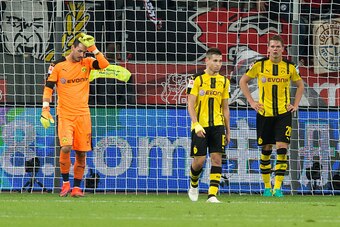 Leverkusen, Germany 01.10.2016, 1.Bundesliga 6. Spieltag, Bayer 04 Leverkusen - BV Borussia Dortmund, Torwart Roman Buerki (BVB), Raphael Guerreiro (BVB) und Matthias Ginter (BVB) mach dem gegentreffer   (Photo by TF-Images/Getty Images)